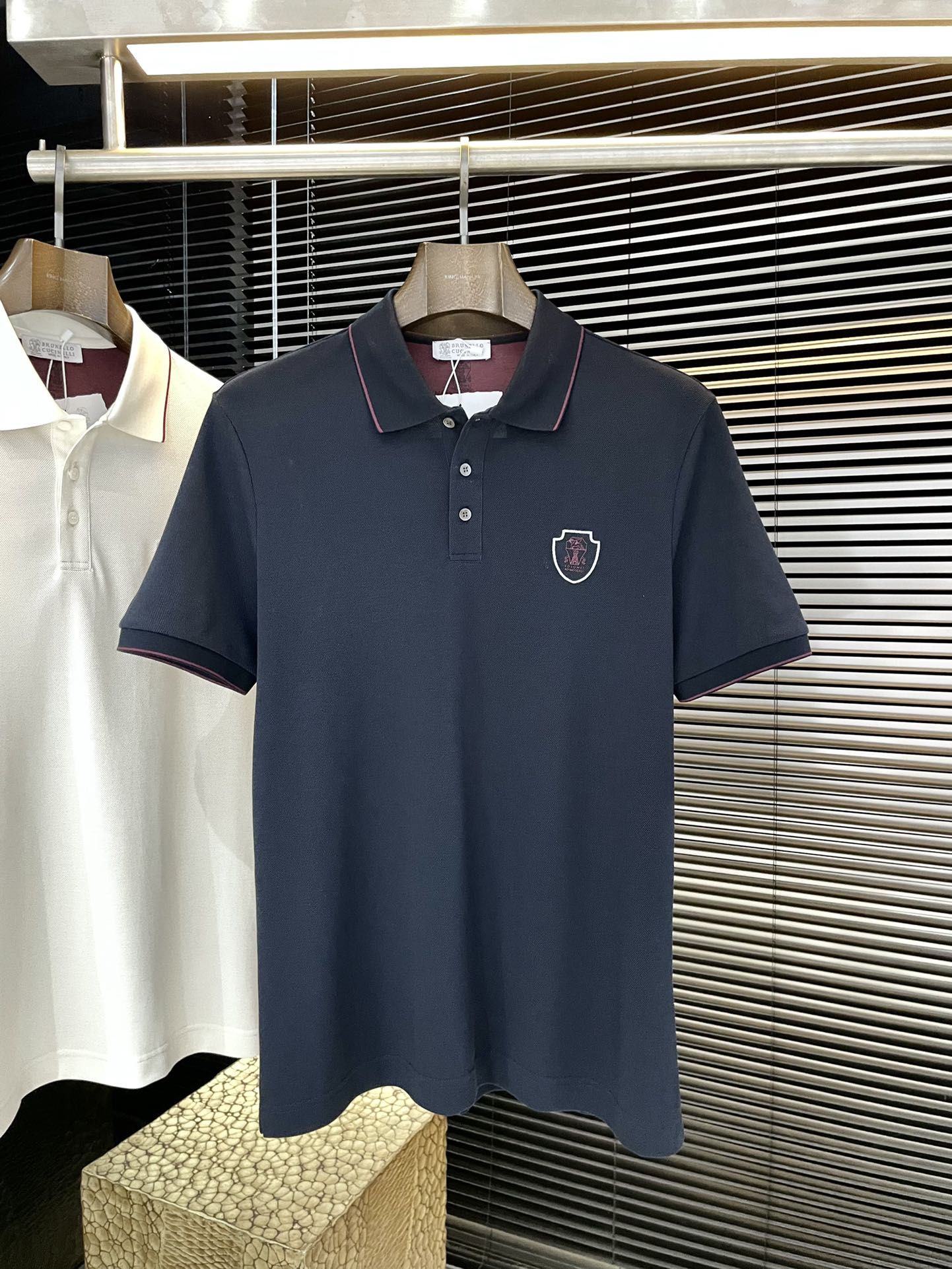 NO:733011,P Loro Piana is the latest Polo short-sleeved model for the spring and summer of 2026. This Polo shirt is made of high-end cotton pique fabric. It is a timeless design item suitable for all seasons. Classic style, decorated with classic logo embroidery on the chest, hardware engraved with English letters, original 1:1 development, complete with three standards, business casual, high-end for both outer wear and inner wear, highly recommended!  Size M-3XL next day shipping, loro piana, T-shirt,19860909P  Loro Piana（诺悠翩雅） 2026年春夏最新款Polo短袖,这款Polo衫采用高端棉质珠地面料制成,是适合各种季节的隽永设计单品.经典款式,胸前饰有经典logo刺绣标识,五金刻有英文字母,原版1:1开发,三标齐全,商务休闲,外穿内搭都高档次,强烈推荐！码数M-3XL 隔天出货,,loro piana,T-shirt,,Men's clothing