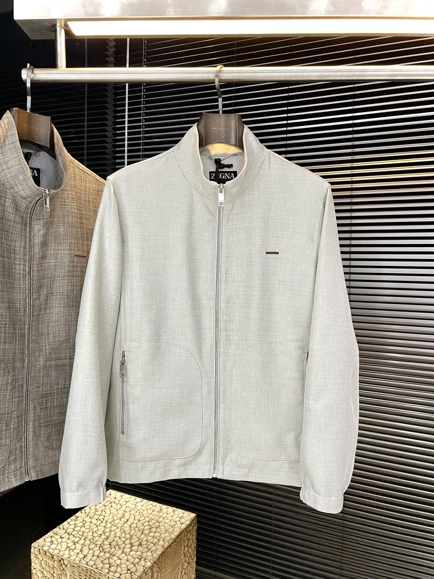 NO:733021,P Z Zegn-(Emenia Zegna) Highly recommended!  2026 spring new BC jackets are on sale simultaneously on the official website. Simple and elegant jackets. Imported original high-quality cotton blended fabrics. The sag and luster are definitely uplifting. The placket design is more youthful and energetic. The workmanship is neat and smooth. All hardware accessories are supplied by customers and have logo top accessories. At first glance, they are high-end fabrics. This fabric is custom-woven. It is a good product from a regular factory. There is nothing picky about it. This kind of jacket is a regular wear and is very practical. Size  48-56 next day shipping,,zegna,jackets & coats,jackets & coats,19860909P  Z Zegn-（杰尼亚） 重磅推荐！2026春季BC夹克新品 官网同步发售 简约大方夹克 进口原版高品质棉质混纺面料,垂度和光泽绝对是提气,门襟设计 更显青春活力,车工走线整齐平整,所有五金附料都是客供带logo顶级配件 一看就是高档的面料 这种面料都是定织的 正规大厂途径出来的好货,无任何有挑剔的地方 这样的一件外套属于常备常穿的,实用性很强.尺码 48-56 隔天出货,,zegna,jackets & coats,jackets & coats,,Men's clothing