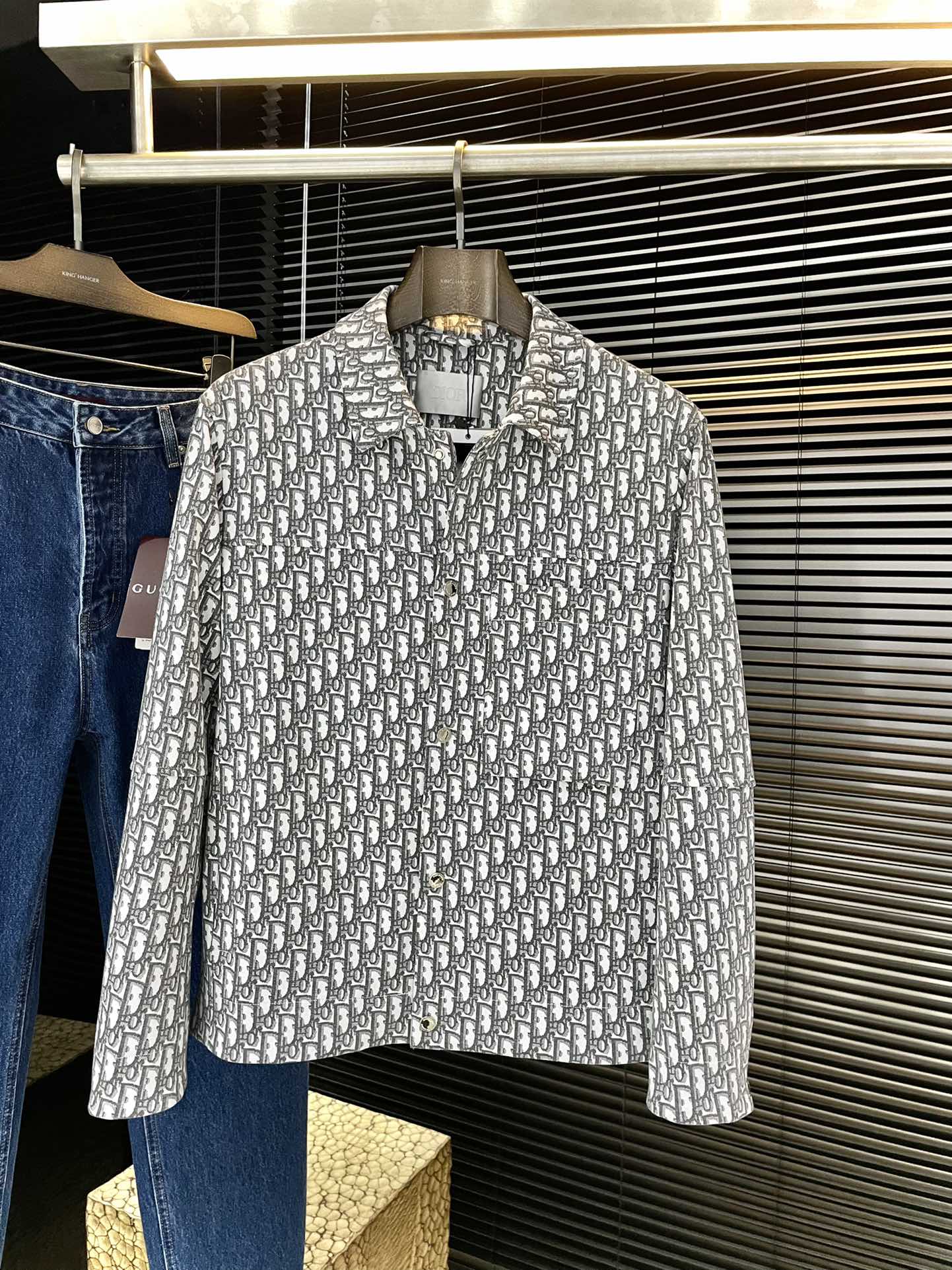 NO:733026,P Dir (Dior) is highly recommended!  2026 spring new products are on sale simultaneously on the official website. Simple and elegant jackets. Imported original jacquard blended fabrics. The drape and luster are definitely uplifting. The placket design is more youthful and energetic. The workmanship is neat and smooth. All hardware accessories are supplied by customers and have top logo accessories. At first glance, they are high-end fabrics. These fabrics are all custom-woven. They are good products from regular manufacturers and there is nothing picky about them. This kind of jacket is for regular wear and is very practical. Size  48-56 next day shipping,,dior,jackets & coats,jackets & coats,19860909P Dir（迪奥）重磅推荐！2026春季新品 官网同步发售 简约大方夹克 进口原版提花混纺面料,垂度和光泽绝对是提气,门襟设计 更显青春活力,车工走线整齐平整,所有五金附料都是客供带logo顶级配件 一看就是高档的面料 这种面料都是定织的 正规大厂途径出来的好货,无任何有挑剔的地方 这样的一件外套属于常备常穿的,实用性很强.尺码 48-56 隔天出货,,dior,jackets & coats,jackets & coats,,Men's clothing