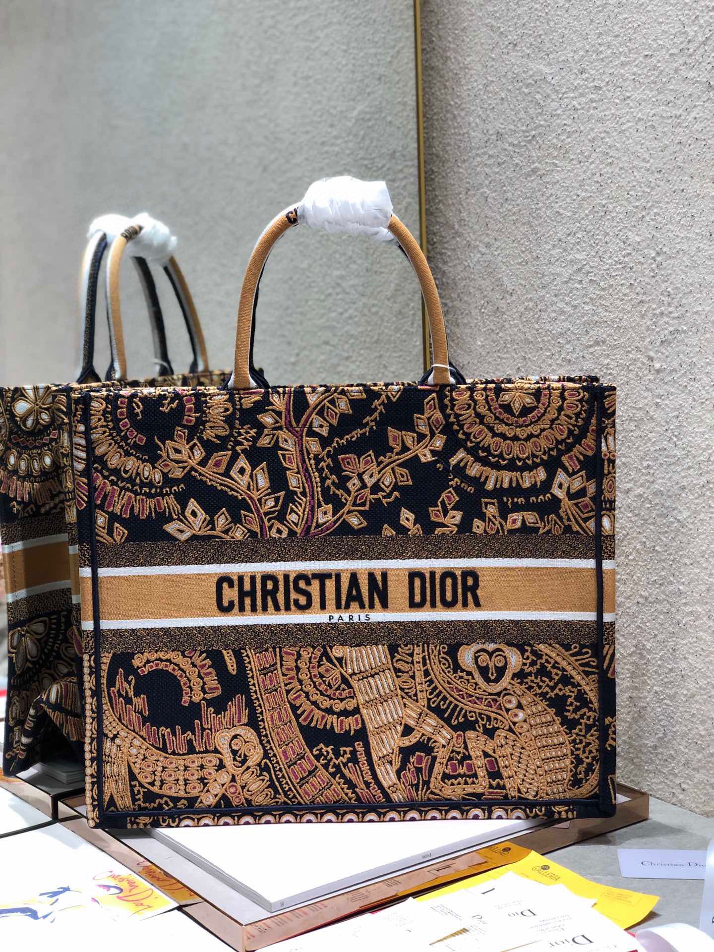 NO:719990,Event clearance, large size, original order quality, no returns or exchanges [Golden Monkey Large] Dior book tote shopping bag This Book Tote handbag is inspired by women's creative director Maria Grazia Chiuri. It is a flagship product that embodies Dior's aesthetic. It can store a variety of daily necessities, and has a new interpretation of the Bayadere pattern mixed effect D-Stripes pattern embroidery, which is more fashionable. The front is decorated with 'Christian  Dior” logo fully reflects Dior’s exquisite craftsmanship. Style number 1286, size 42×35×18.5cm, special price, dior19860909活动大清仓,大号 原单品质,不支持退换【金猴子 大号】 Dior book tote 购物袋 这款Book Tote手袋灵感来自女装创意总监玛丽亚·嘉茜娅·蔻丽（Maria Grazia Chiuri）是体现Dior审美的主打产品.可收纳各种日常用品,全新演绎Bayadere图案混合效果D-Stripes图案刺绣,更具时尚风范.正面饰以“Christian Dior”标志,充分体现了Dior的精湛工艺. 款号1286 尺寸42×35×18.5cm,特价,dior,Bag