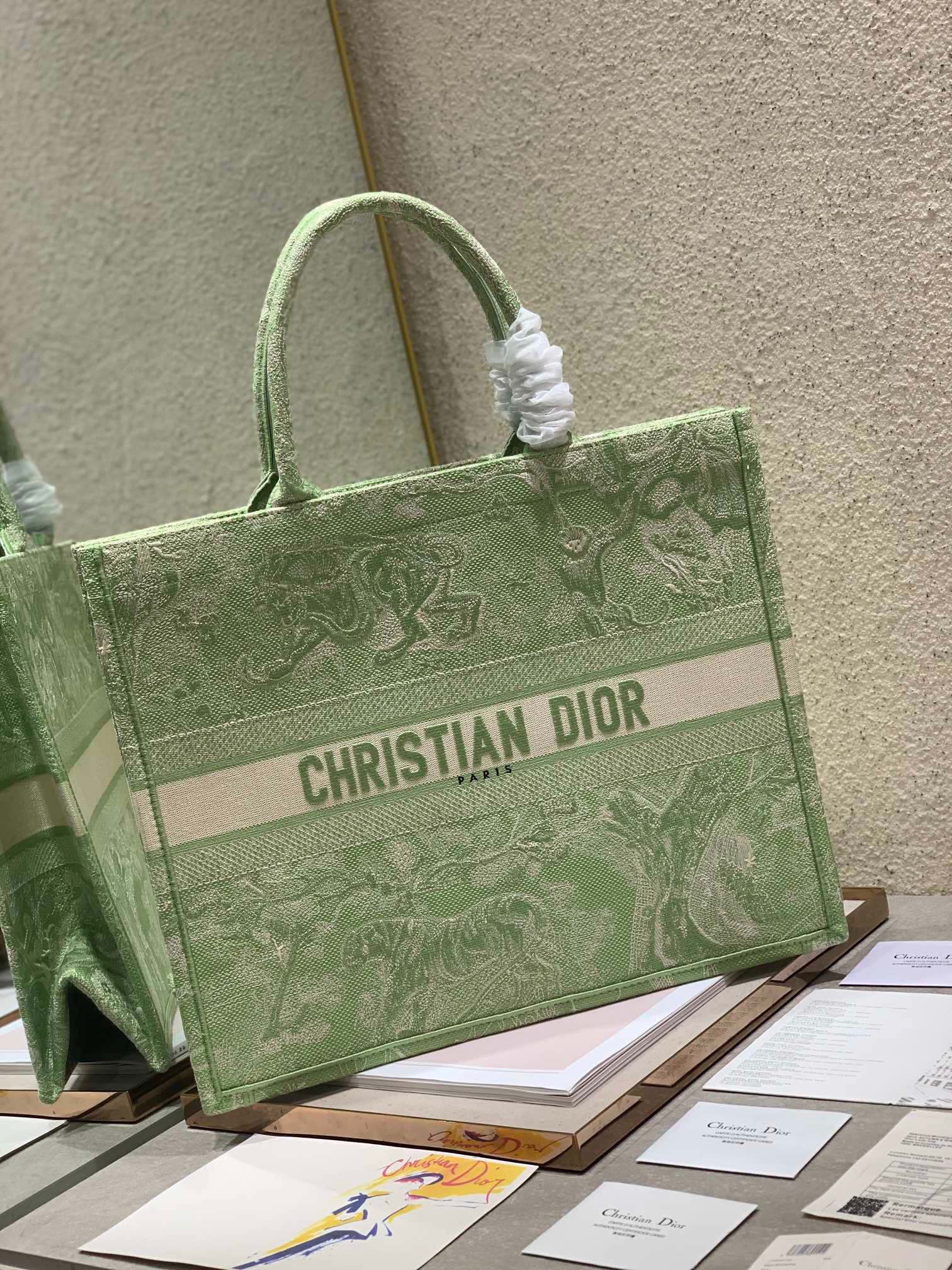 NO:719991,Event clearance, large size, original order quality, no returns or exchanges [Light Green Tiger Large] Dior book tote shopping bag This Book Tote handbag is inspired by women's creative director Maria Grazia Chiuri. It is a flagship product that embodies Dior's aesthetic. It can store a variety of daily necessities, and has a new interpretation of Bayadere pattern mixed effect D-Stripes pattern embroidery, which is more fashionable. Decorated with 'Christian' on the front  Dior” logo fully reflects Dior’s exquisite craftsmanship. Style number 1286, size 42×35×18.5cm, special price, dior19860909活动大清仓,大号 原单品质,不支持退换【浅绿虎 大号】 Dior book tote 购物袋 这款Book Tote手袋灵感来自女装创意总监玛丽亚·嘉茜娅·蔻丽（Maria Grazia Chiuri）是体现Dior审美的主打产品.可收纳各种日常用品,全新演绎Bayadere图案混合效果D-Stripes图案刺绣,更具时尚风范.正面饰以“Christian Dior”标志,充分体现了Dior的精湛工艺. 款号1286 尺寸42×35×18.5cm,特价,dior,Bag