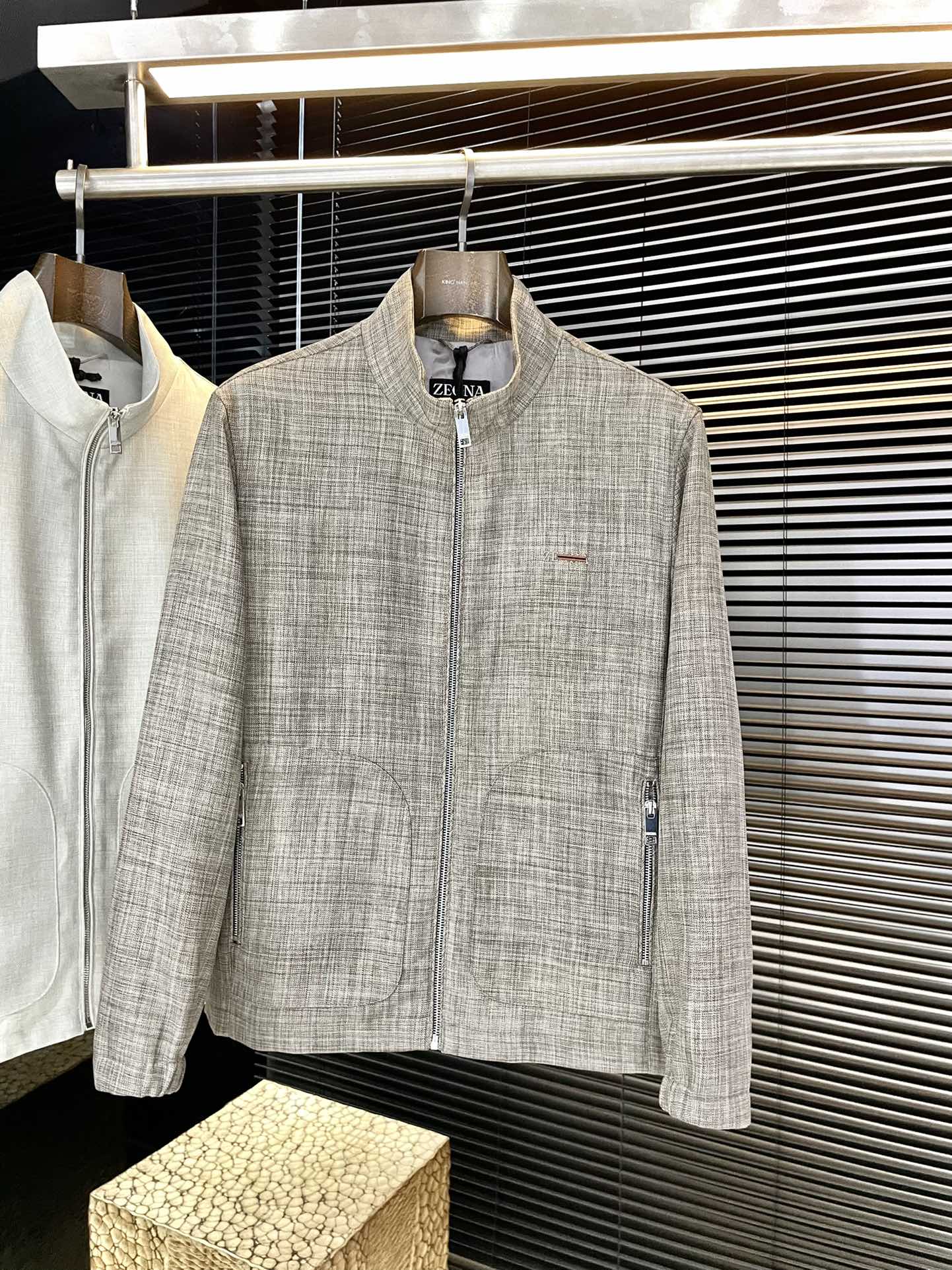 NO:733031,P Z Zegn-(Emenia Zegna) Highly recommended!  2026 spring new BC jackets are on sale simultaneously on the official website. Simple and elegant jackets. Imported original high-quality cotton blended fabrics. The sag and luster are definitely uplifting. The placket design is more youthful and energetic. The workmanship is neat and smooth. All hardware accessories are supplied by customers and have logo top accessories. At first glance, they are high-end fabrics. This fabric is custom-woven. It is a good product from a regular factory. There is nothing picky about it. This kind of jacket is a regular wear and is very practical. Size  48-56 next day shipping,,zegna,jackets & coats,jackets & coats,19860909P  Z Zegn-（杰尼亚） 重磅推荐！2026春季BC夹克新品 官网同步发售 简约大方夹克 进口原版高品质棉质混纺面料,垂度和光泽绝对是提气,门襟设计 更显青春活力,车工走线整齐平整,所有五金附料都是客供带logo顶级配件 一看就是高档的面料 这种面料都是定织的 正规大厂途径出来的好货,无任何有挑剔的地方 这样的一件外套属于常备常穿的,实用性很强.尺码 48-56 隔天出货,,zegna,jackets & coats,jackets & coats,,Men's clothing