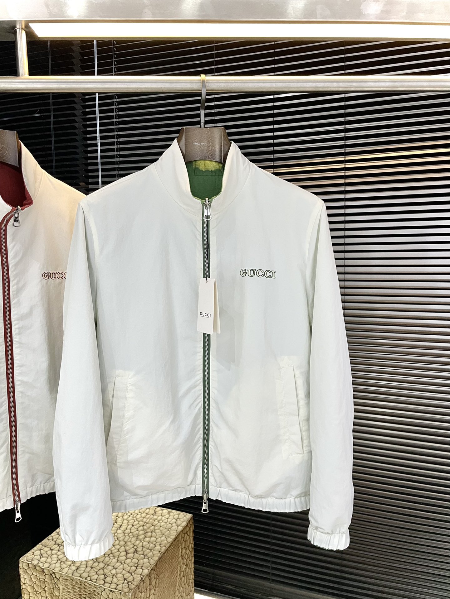 NO:733036,P Gucc-(Gucci) highly recommended!  2026 new spring reversible jackets are on sale simultaneously on the official website. Simple and elegant jackets. Imported original high-quality cotton blended fabrics. The sag and luster are definitely uplifting. The placket design is more youthful and energetic. The workmanship is neat and smooth. All hardware accessories are top-notch accessories with logos. At first glance, they are high-end fabrics. These fabrics are all custom-woven. They are good products from regular large factories, and there is nothing picky about them.  Such a jacket is a regular wear and very practical. Sizes 48-56,,gucci,gucci,jackets & coats,jackets & coats,19860909P  Gucc-（古驰）重磅推荐！2026春季双面穿夹克新品 官网同步发售 简约大方夹克 进口原版高品质棉质混纺面料,垂度和光泽绝对是提气,门襟设计 更显青春活力,车工走线整齐平整,所有五金附料都是客供带logo顶级配件 一看就是高档的面料 这种面料都是定织的 正规大厂途径出来的好货,无任何有挑剔的地方 这样的一件外套属于常备常穿的,实用性很强.尺码 48-56,,gucci,gucci,jackets & coats,jackets & coats,,Men's clothing