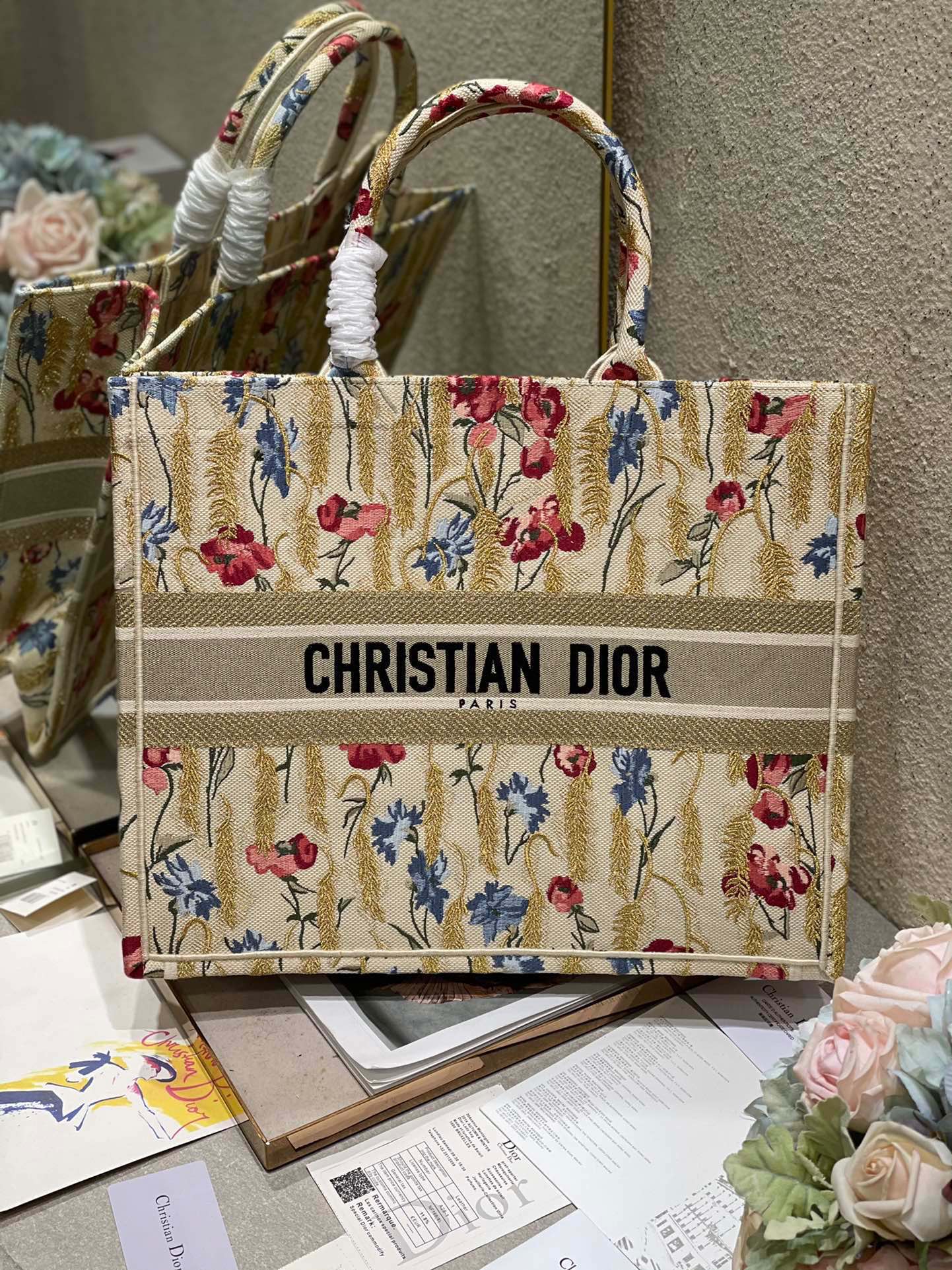 NO:719995,Event clearance, large size, original order quality, no returns or exchanges [Hibiscus flower large size] Dior book tote shopping bag This Book Tote handbag is inspired by women's creative director Maria Grazia Chiuri. It is a flagship product that embodies Dior's aesthetic. It can store a variety of daily necessities, and has a new interpretation of the Bayadere pattern mixed effect D-Stripes pattern embroidery, which is more fashionable. The front is decorated with 'Christian  Dior” logo fully reflects Dior’s exquisite craftsmanship. Style number 1286, size 42×35×18.5cm, special price, dior19860909活动大清仓,大号 原单品质,不支持退换【扶桑花 大号】 Dior book tote 购物袋 这款Book Tote手袋灵感来自女装创意总监玛丽亚·嘉茜娅·蔻丽（Maria Grazia Chiuri）是体现Dior审美的主打产品.可收纳各种日常用品,全新演绎Bayadere图案混合效果D-Stripes图案刺绣,更具时尚风范.正面饰以“Christian Dior”标志,充分体现了Dior的精湛工艺. 款号1286 尺寸42×35×18.5cm,特价,dior,Bag