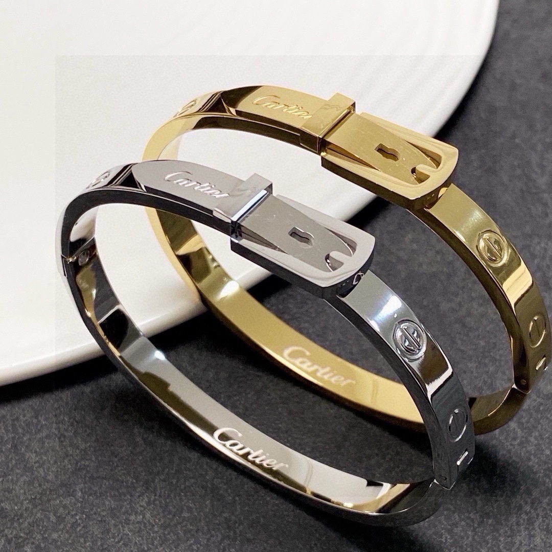 NO:724502,Cartier's official website recently released the popular pin buckle bracelet imported Seiko color-preserving 18k high-end customized top-notch craftsmanship. The counter logo is clearly engraved and there are no dead ends in 360 degrees!  The new narrow version design is more refined ~ For such a beautiful thing, you must have super white, high-quality jewelry, cartier, cartier, bracelet19860909Cartier 卡地亚官网最新发布 火爆针扣头手镯进口精工保色18k高端定制顶级工艺 专柜logo刻字清晰 360度无死角！全新的窄版设计 更显精致～如此美物 你必须拥有超级显白,饰品精品,cartier,cartier,bracelet,Jewelry