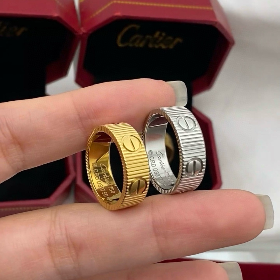 Cartier 新款 夏天 款 简约的设计 超 又显手白 简直爱了 又可以跟其他款式叠搭一起