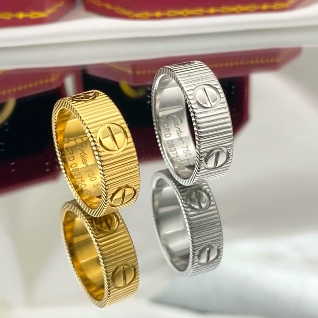 Cartier 新款 夏天 款 简约的设计 超 又显手白 简直爱了 又可以跟其他款式叠搭一起