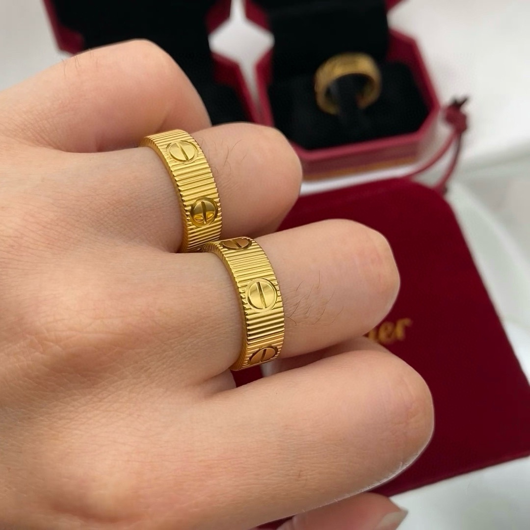 Cartier 新款 夏天 款 简约的设计 超 又显手白 简直爱了 又可以跟其他款式叠搭一起