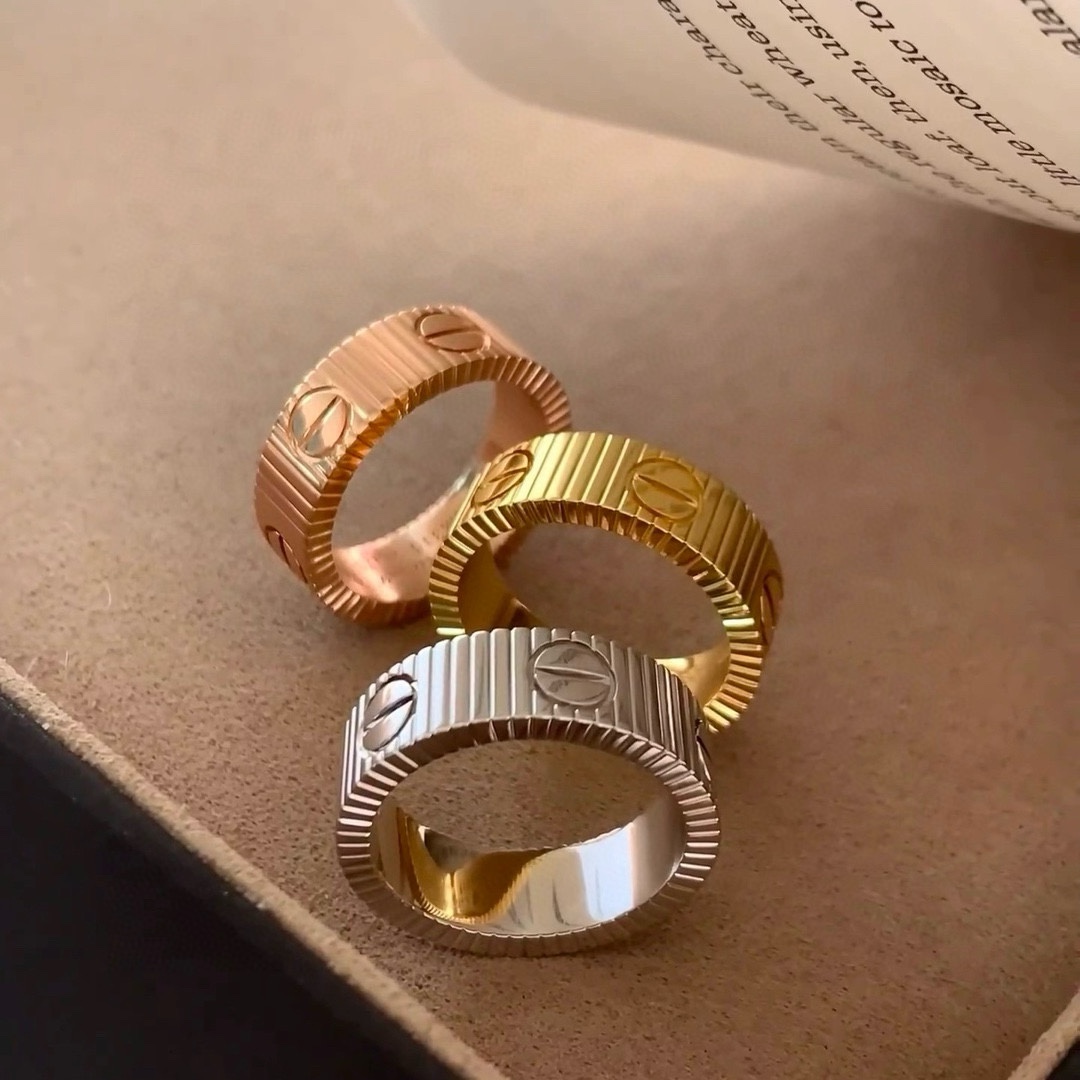 NO:724518,The new Cartier stainless steel 14K color-preserving series style nail stripe ring!  A must-have item for summer that you can’t help but want to praise as soon as you wear it. It has a simple design, is super delicate and looks white, I just love it!  It can also be stacked with other styles, super versatile ~ silver, gold, rose gold code number 6-7-8-9, fine jewelry, cartier, cartier, ring19860909新款卡地亚Cartier精钢14Ｋ保色系列造型钉子一字条纹戒指！夏天必备款一戴就忍不住想夸的一款,简约的设计,超精致又显手白,简直爱了！又可以跟其他款式叠搭一起,超级百搭～银色、金色、玫瑰金码数6-7-8-9,饰品精品,cartier,cartier,ring,Jewelry