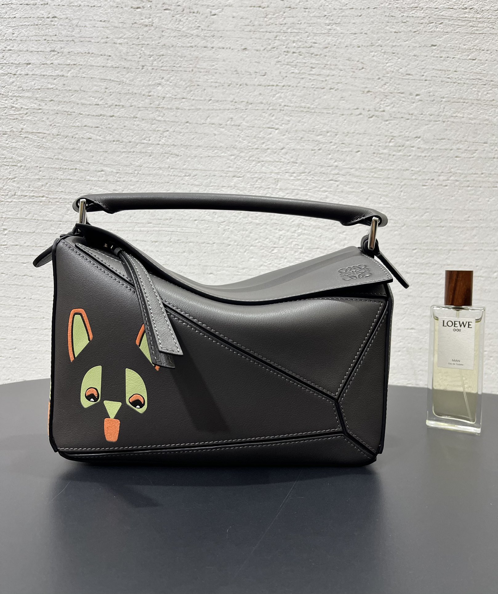 NO:718355,The limited-edition Futurist Cat uzzle handbag is made of classic cow leather with patterned striped lining on the inside, and is decorated with a leather inlaid Futurist Cat pattern. The handbag is inspired by Louis Wain's 'Futurist Cats' ceramic vase series. (Note that because the pattern is hand-inlaid and spliced, there are gaps in the fur and the skin is normal, so please don't disturb me.) Style No. 89328 Size 241610 (box gift bag), Luo Yiwei wallet, louis  vuitton,loewe,wallets,cowhide19860909限定款Futurist Cat uzzle手袋 采用经典牛皮革制成搭配内里图案条纹里布,饰有皮革镶嵌Futurist Cat图案.手袋灵感源自 Louis Wain的'Futurist Cats'陶瓷花瓶系列.（注意由于图案是手工镶嵌拼接的,有缝隙 皮毛,皮翘属于正常现象,介意着勿扰） 款号89328 尺寸241610（盒子 礼品袋）,罗意威钱包,louis vuitton,loewe,wallets,cowhide,欧美剧