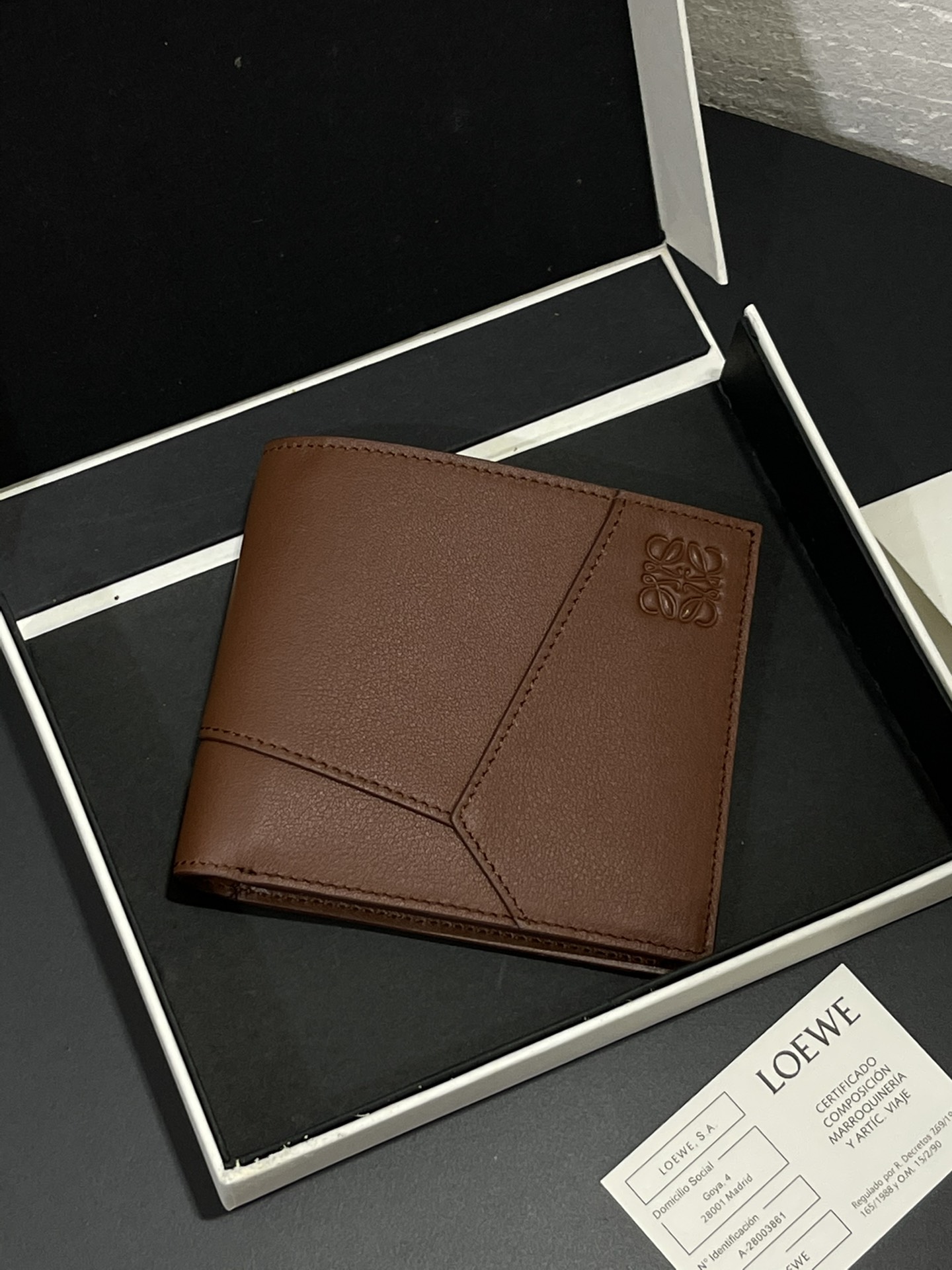 NO:718344,Men's bifold wallet. The wallet is inspired by the uzzle series of handbags. It adopts a unique geometric pattern and is made of classic calfskin. Eight card slots and two large pockets. Style number 3801. Size 11*10. Loewe wallet, loewe, wallets, cowhide19860909男士对折钱包 钱包的灵感来自于uzzle 系列手袋, 采用独特的几何图案 采用经典小牛皮材质 八个卡位和两个大口袋 款号3801 尺寸11*10,罗意威钱包,loewe,wallets,cowhide,欧美剧