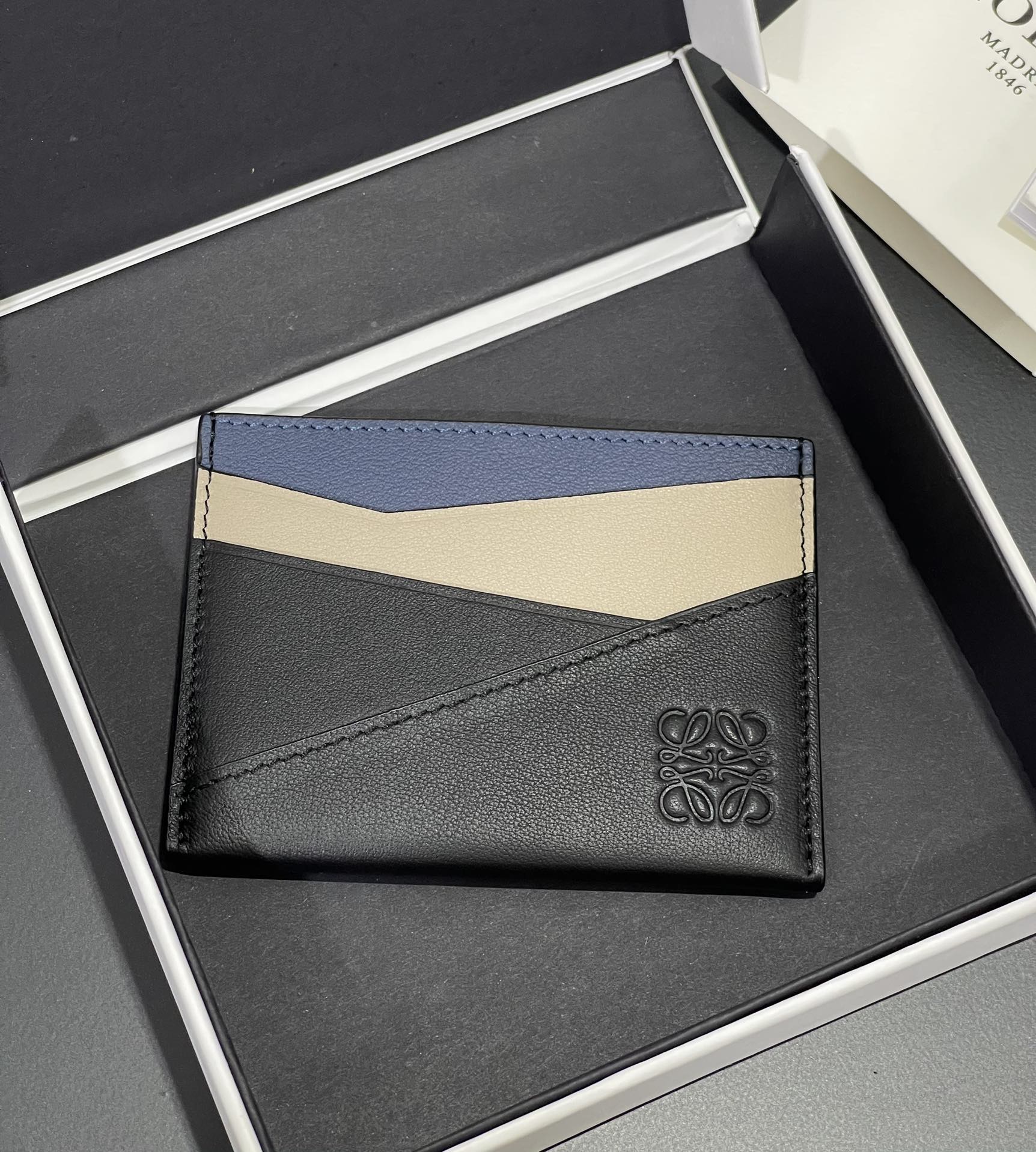 NO:718348,Men's single card holder. The wallet is inspired by the puzzle series handbags. It adopts a unique geometric pattern. It is made of classic calfskin material. Four card slots and middle compartment. Style size 10.5*7.5, Loewe wallet, loewe, wallets, cowhide19860909男士单片卡包 钱包的灵感来自于puzzle 系列手袋, 采用独特的几何图案 采用经典小牛皮材质  四个卡位和中间隔层 款号尺寸10.5*7.5,罗意威钱包,loewe,wallets,cowhide,欧美剧