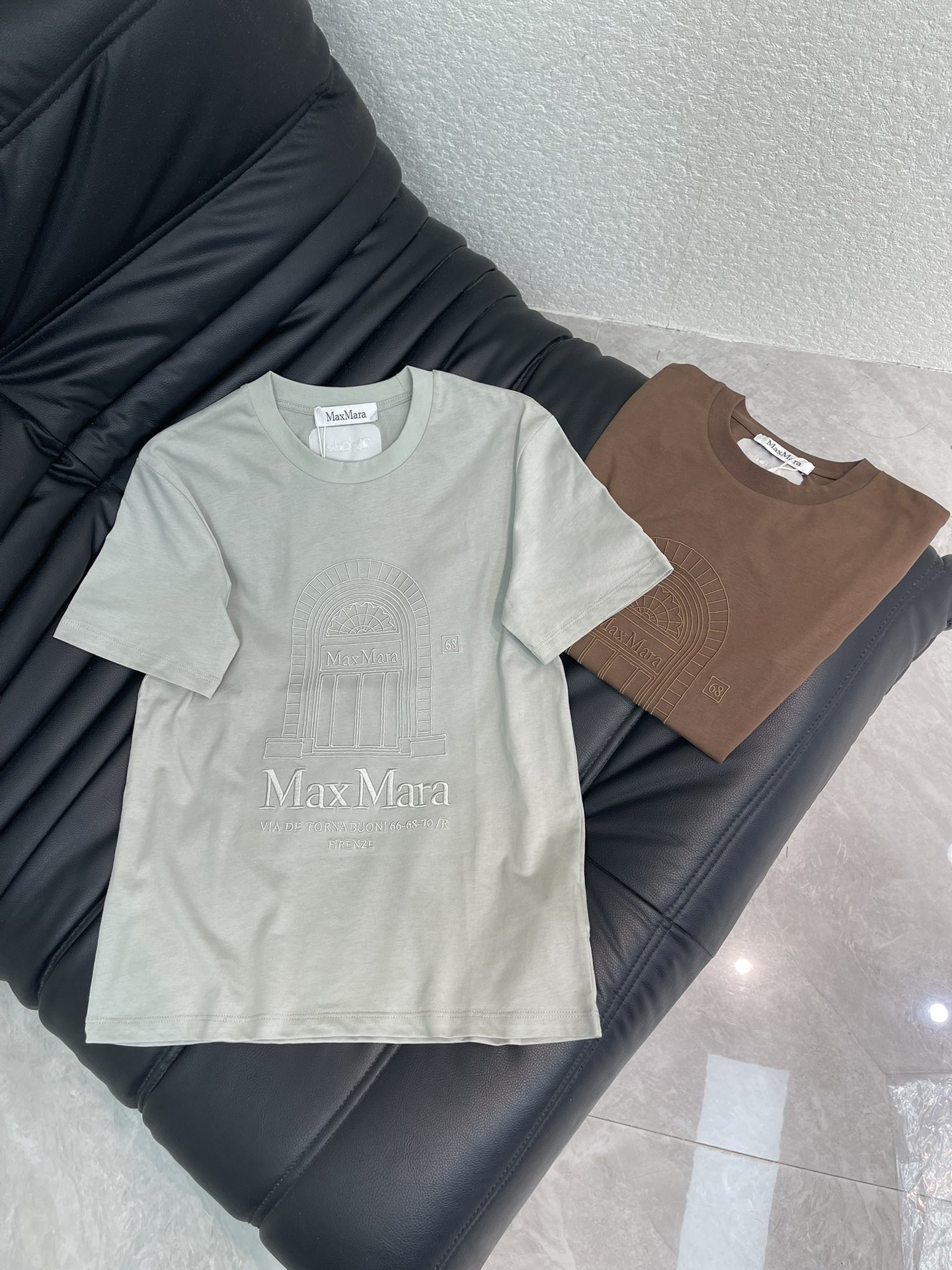 NO:739627,Max mar*26 new spring and summer series three-dimensional embroidered short-sleeved T-shirt made of delicate cotton fabric, soft to the touch and skin-friendly, round neck cut, embellished with architectural arch-style embossed printing on the chest, paired with Max letter logo, three-dimensional embroidery technology replaces traditional printing, highlighting exquisite details in a low-key manner. SML AA,, T-shirt, tees, t-shirt,19860909Max mar*26春夏新品系列立体刺绣短袖T恤细腻的棉质面料,触感柔软亲肤,圆领剪裁,胸前点缀建筑拱门样式的浮雕印花,搭配Max字母标识,立体的刺绣工艺替代了传统印花,低调中彰显精致细节.SML AA,,T-shirt,tees，t-shirt,,Women's clothing