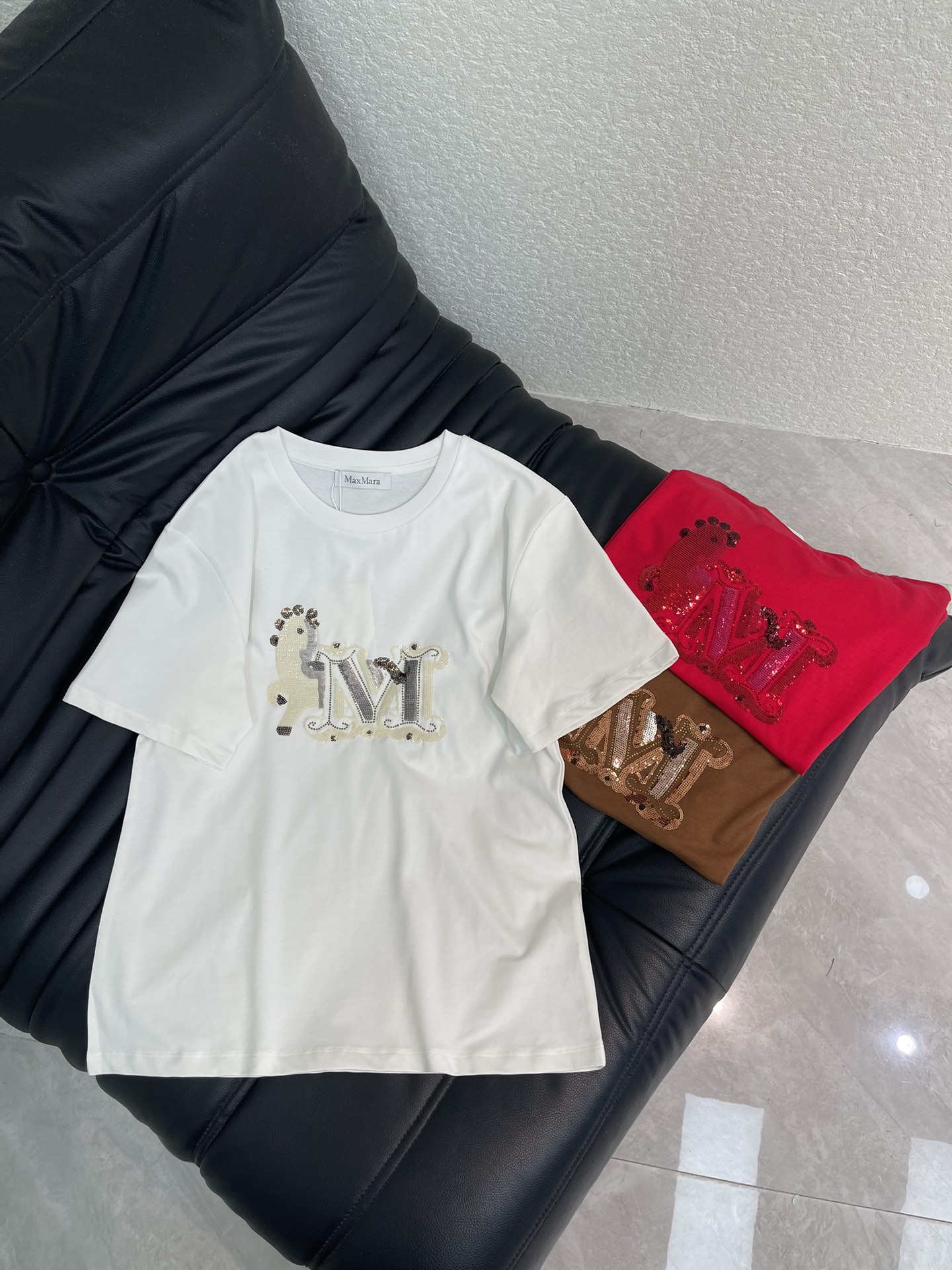 NO:738514,Max*26 new spring and summer style pony M sequin embroidery heavy-duty short-sleeved T-shirt Mercerized cotton fabric High-density fashionable sports style Every daily wear Playful and age-reducing design elements full of vitality High quality Size SML, T-shirt, tees, t-shirt,19860909Max*26春夏新款小马M珠片刺绣重工短袖T恤 丝光棉面料 高密度时髦运动风 每个日常的穿搭 俏皮减龄充满元气的设计元素 高品质 尺码SML,,T-shirt,tees，t-shirt,,Women's clothing