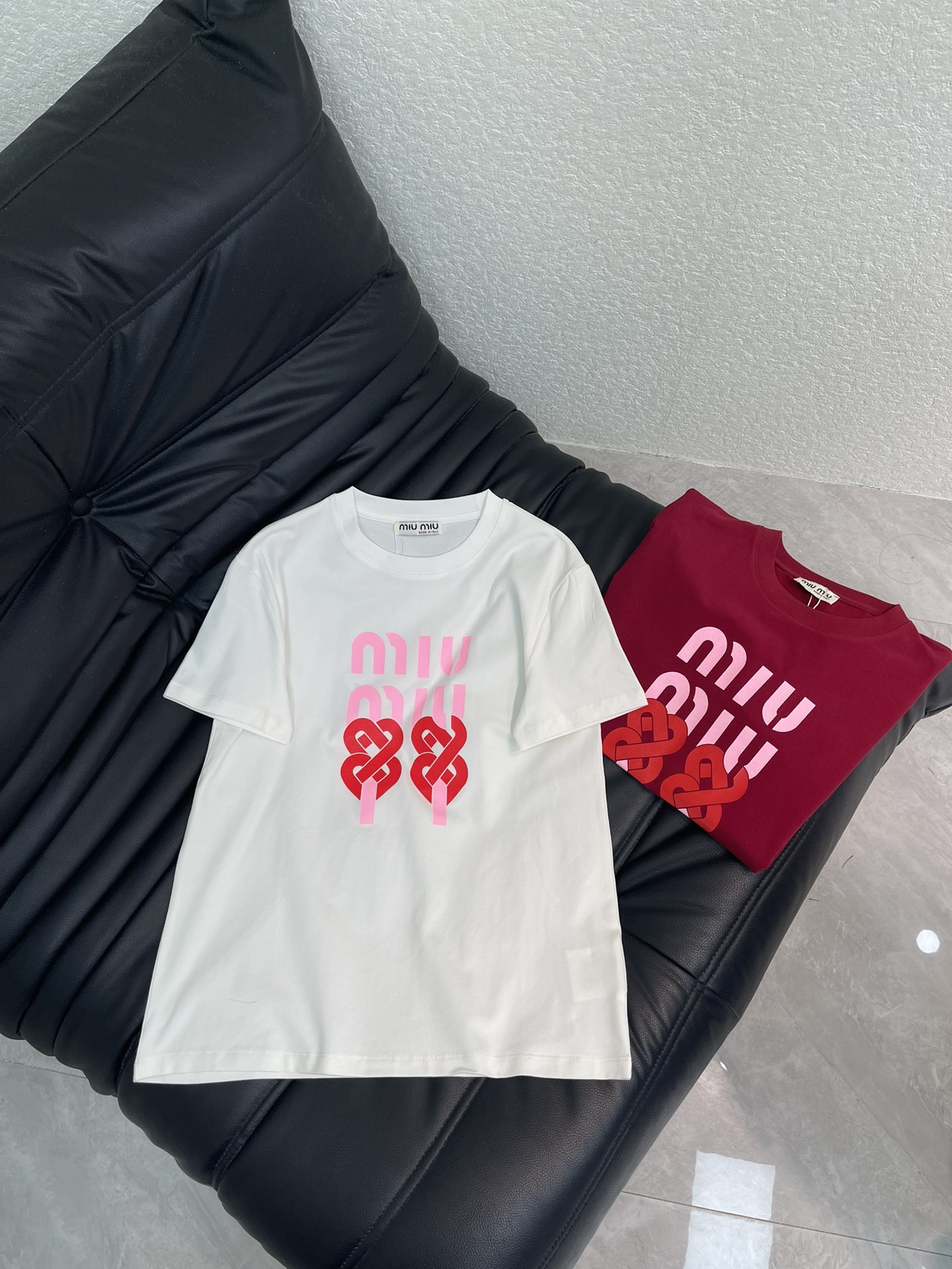 NO:739594,Miumi*26 new spring and summer love red printed short-sleeved T-shirt!  Made of pure cotton, soft and comfortable, perfect for summer. Pink Miu lettering + red love knot on the front, simple and highly recognizable. Round neck design, versatile and easy to match. It looks great whether paired with jeans or a skirt. It can easily switch between casual or sweet styles. It can be easily used for daily outings and dates. It is fashionable and practical. Two-color SML A,,miumiu,skirts,jeans,T-shirt,tees,t-shirt,19860909Miumi*26春夏新款爱心红印花短袖T恤！采用纯棉材质 柔软舒适 夏天穿超合适 正面粉色Miu字母+红色爱心结 简约又超有辨识度 圆领设计 百搭不挑人 无论配牛仔裤还是半裙都很出彩,轻松切换休闲or甜美风～日常出街、约会都能轻松驾驭,时髦又实用.两色SML A,,miumiu,skirts,jeans,T-shirt,tees，t-shirt,,Women's clothing