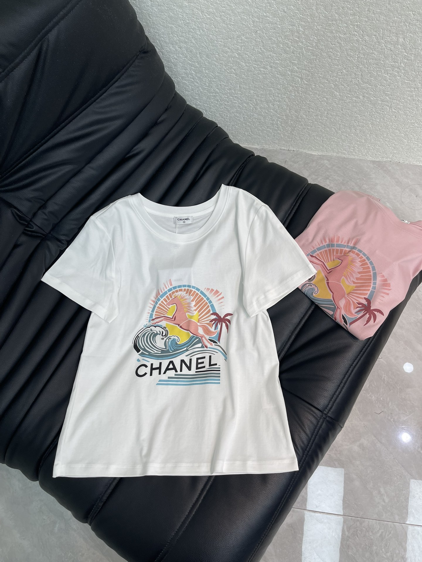 NO:738517,Chane*26 new spring and summer new Year of the Horse limited edition printed short-sleeved T-shirt Mercerized cotton fabric High-density fashionable sports style Every daily wear Playful and age-reducing design elements full of vitality High quality Size SML, chanel, T-shirt, tees, t-shirt,19860909Chane*26春夏新款马年限定款印花短袖T恤 丝光棉面料 高密度时髦运动风 每个日常的穿搭 俏皮减龄充满元气的设计元素 高品质 尺码SML,,chanel,T-shirt,tees，t-shirt,,Women's clothing