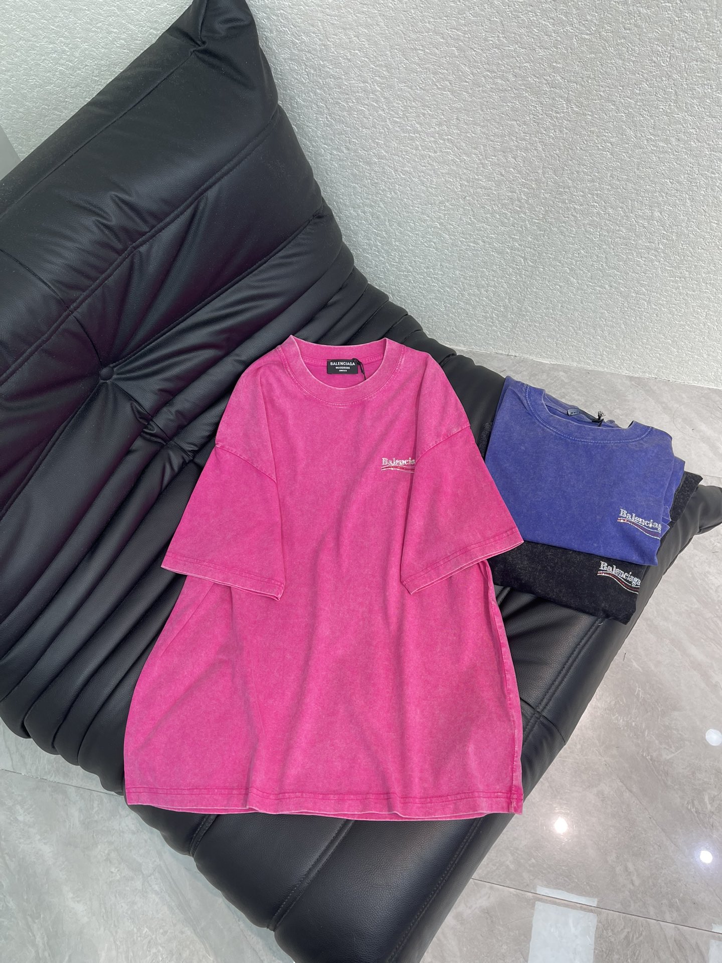 NO:739597,Balenciag*26 new hot diamond Coke short-sleeved T-shirt. Classic Coke wave short sleeves, aged washed cotton material, soft and breathable, super comfortable to wear in spring and summer! 'Balenciaga' embroidery + Coke wavy lines on the chest, perfect for recognition. Loose fit, same style for men and women, suitable for daily commuting and street style! Exquisite embroidery craftsmanship, attention to detail is a must!  S-XL A,,balenciaga,T-shirt,tees,t-shirt,19860909Balenciag*26新款烫钻可乐短袖T恤.经典可乐波浪短袖,做旧水洗纯棉材质,柔软透气,春夏穿超舒服!胸前'Balenciaga'刺绣+可乐波浪线条,辨识度满分.宽松版型,男女同款,日常通勤,街头风都OK!刺绣工艺精致,细节控必入！S-XL A,,balenciaga,T-shirt,tees，t-shirt,,Women's clothing