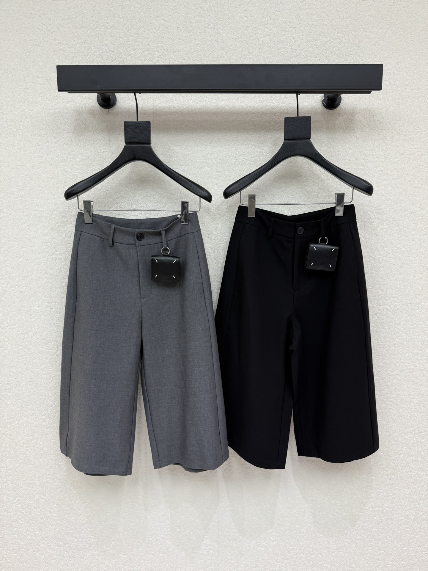 NO:739621,A pair of Bermuda pants that are a must-have in the wardrobe of fashionistas. Original quality. MM6 classic fanny pack design. Simple yet fashionable. The high-waist design not only makes you look slimmer, but also elongates the leg lines, making your posture more elegant and straight. It can create different sparks when matched with different tops. It is capable, calm and cool. It interprets different styles from multiple angles. The timeless classic is definitely not to be missed. The crisp and neat aura is at your fingertips. Very practical and comfortable.  SML,,masion margiela,19860909时髦精们衣橱必备的一条百慕大中裤 原单品质 MM6经典腰包设计 简洁而又不失时尚感 高腰设计不仅显瘦,还能拉长腿部线条,让身姿更加优雅挺拔 搭配不同上装 都能碰撞出不一样的火花 干练 沉稳 酷飒 多角度诠释不同风格 永恒经典是绝对不可错过的 干脆利落的气场信手拈来 实穿度极高 舒适度满分 SML,,masion margiela,,Women's clothing