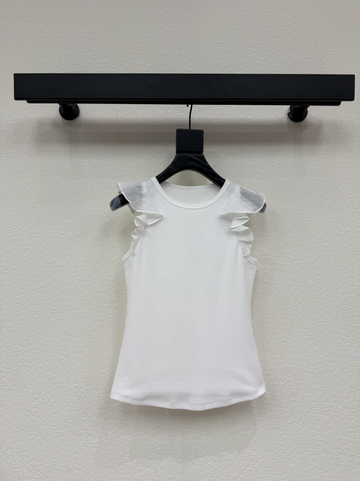 NO:739626,Zim*26 new spring and summer white ruffled sleeveless vest with round neck and ruffled design, French elegance, simplicity and unobtrusive, sleeveless tailoring, whether worn alone or paired with a cardigan jacket, it is fashionable and versatile and can be easily switched between multiple styles. It can be used for daily commuting and leisure, simple and stylish, it is a must-have item in the summer wardrobe!  SML A,,jackets & coats,19860909Zim*26春夏新款白色荷叶边无袖背心圆领荷叶边设计,法式优雅,简约不挑人,无袖剪裁,不管是单穿还是搭配开衫外套都是时髦百搭轻松切换多种风格.日常通勤、休闲都能hold住,简约又有设计感,是夏季衣橱必备单品！SML A,,jackets & coats,,Women's clothing