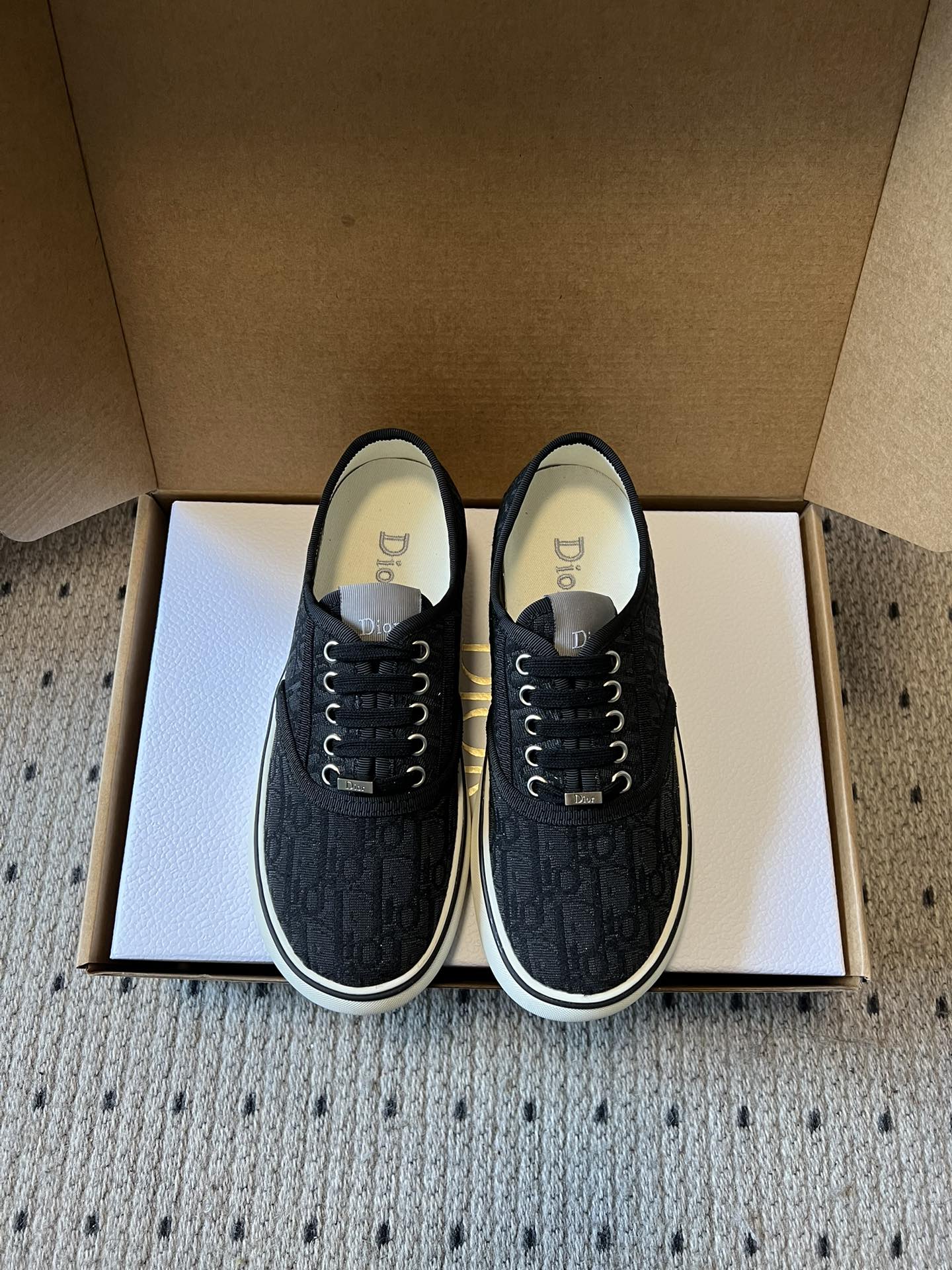 NO:723998,Dior* 26ss new spring and summer canvas shoes put the beauty of spring under your feet. The retro tone of Dior, the vitality print of four-leaf clover and daisy, and the relaxed feeling of one foot are suitable for all casual wear, from commuting to weekends, they can easily shine. The collision of old flower jacquard and fresh print, Dior has played a new twist on the classic. The low-top canvas shoe shape not only retains the street feel, but also injects the brand's sophistication  DNA, it is casual when worn with jeans, and sweet and cool when worn with skirts. Each pair is hidden with the delicate texture of old jacquard, the lucky meaning of four-leaf clover, the vitality of daisies, the playfulness of cherries, and the Dior Logo on the tongue and lining is low-key luxury and the finishing touch of the outfit. Fabric upper, lining lining, rubber outsole, 2cm higher  size 35-40 (customized size 40 is non-refundable), casual shoes/sports shoes, dior, sneakers, skirts, jeans19860909Dior* 26ss 春夏新品帆布鞋 把春天的小美好,踩在脚下.Dior 老花的复古腔调,四叶草、小雏菊的元气印花,一脚蹬的松弛感,适配所有随性穿搭,从通勤到周末,都能轻松出彩. 老花提花与清新印花碰撞,Dior 把经典玩出了新花样.低帮帆布鞋型,既保留了街头感,又注入了品牌的精致 DNA,搭牛仔裤是随性,搭半裙是甜酷.每一双都藏着小心思老花提花的细腻纹理,四叶草的幸运寓意,小雏菊的元气,樱桃的俏皮,鞋舌与内里的 Dior Logo,是低调的奢华,也是穿搭的点睛之笔. 鞋面布面 内里布里 大底橡胶大底 增高2cm size35-40码（40码定制不退换）,休闲鞋/运动鞋,dior,sneakers,skirts,jeans,Women's Shoes