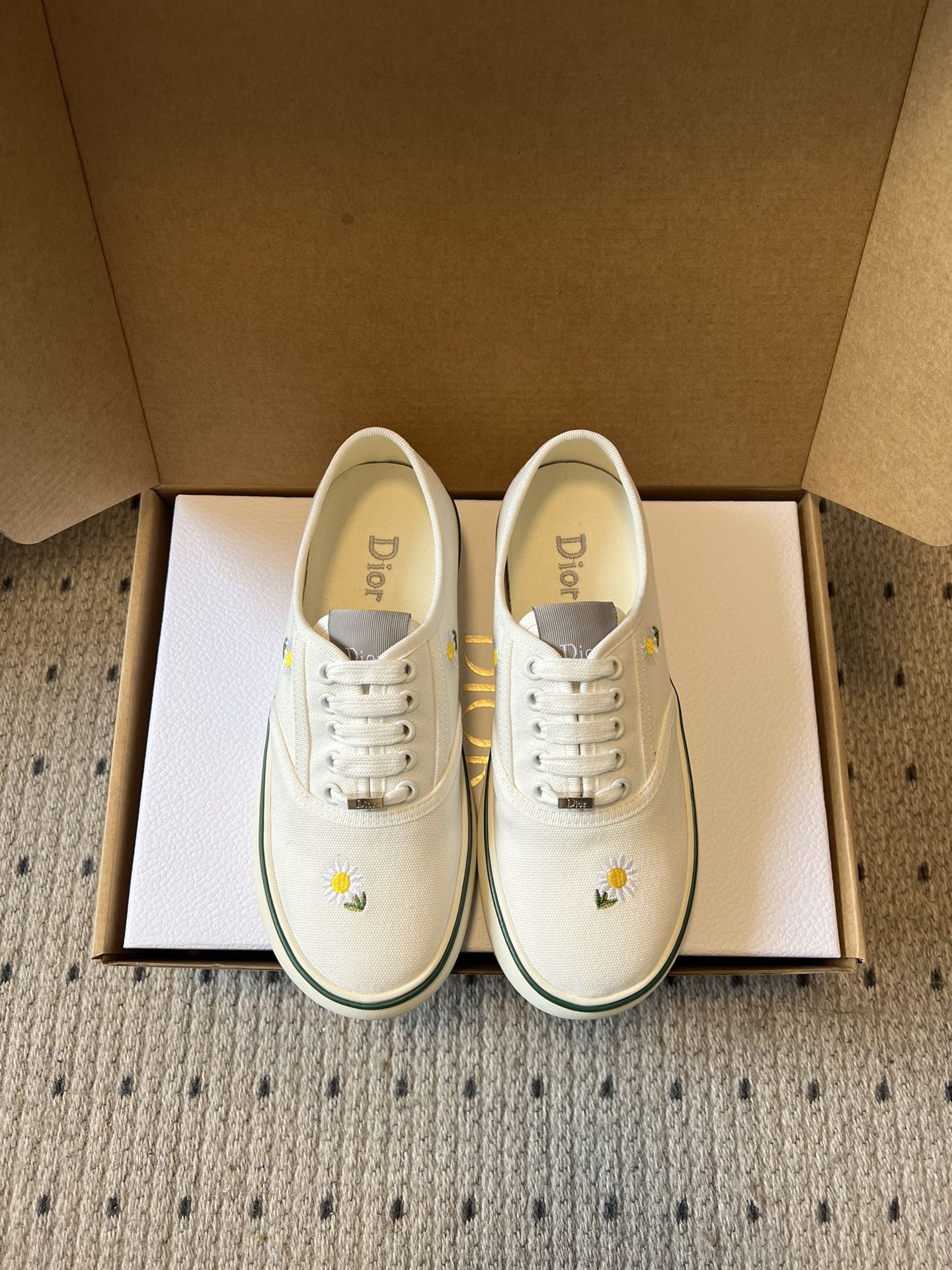 NO:724003,Dior* 26ss new spring and summer canvas shoes put the beauty of spring under your feet. The retro tone of Dior, the vitality print of four-leaf clover and daisy, and the relaxed feeling of one foot are suitable for all casual wear, from commuting to weekends, they can easily shine. The collision of old flower jacquard and fresh print, Dior has played a new twist on the classic. The low-top canvas shoe shape not only retains the street feel, but also injects the brand's sophistication  DNA, it is casual when worn with jeans, and sweet and cool when worn with skirts. Each pair is hidden with the delicate texture of old jacquard, the lucky meaning of four-leaf clover, the vitality of daisies, the playfulness of cherries, and the Dior Logo on the tongue and lining is low-key luxury and the finishing touch of the outfit. Fabric upper, lining lining, rubber outsole, 2cm higher  size 35-40 (customized size 40 is non-refundable), casual shoes/sports shoes, dior, sneakers, skirts, jeans19860909Dior* 26ss 春夏新品帆布鞋 把春天的小美好,踩在脚下.Dior 老花的复古腔调,四叶草、小雏菊的元气印花,一脚蹬的松弛感,适配所有随性穿搭,从通勤到周末,都能轻松出彩. 老花提花与清新印花碰撞,Dior 把经典玩出了新花样.低帮帆布鞋型,既保留了街头感,又注入了品牌的精致 DNA,搭牛仔裤是随性,搭半裙是甜酷.每一双都藏着小心思老花提花的细腻纹理,四叶草的幸运寓意,小雏菊的元气,樱桃的俏皮,鞋舌与内里的 Dior Logo,是低调的奢华,也是穿搭的点睛之笔. 鞋面布面 内里布里 大底橡胶大底 增高2cm size35-40码（40码定制不退换）,休闲鞋/运动鞋,dior,sneakers,skirts,jeans,Women's Shoes