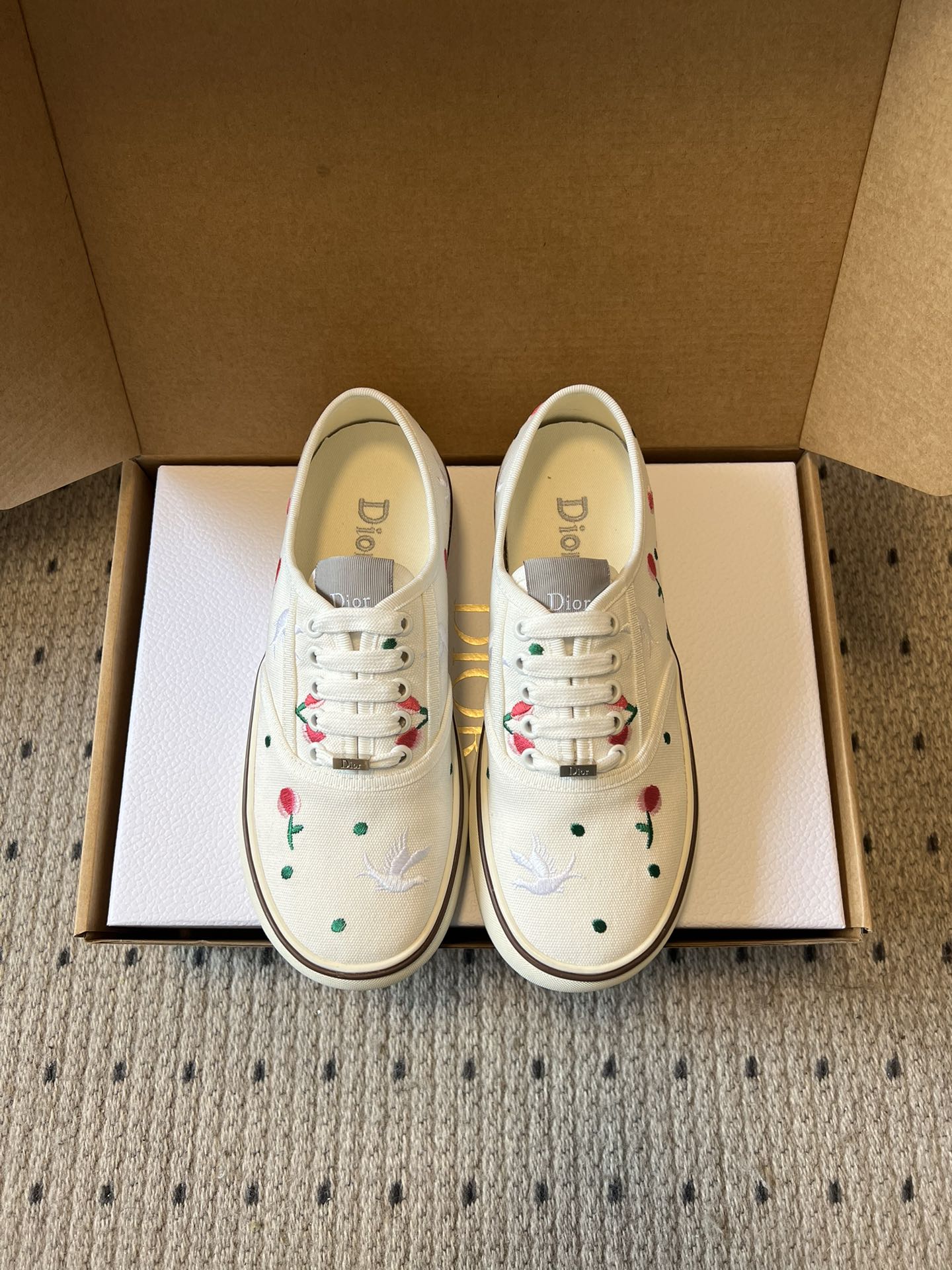 NO:724009,Dior* 26ss new spring and summer canvas shoes put the beauty of spring under your feet. The retro tone of Dior, the vitality print of four-leaf clover and daisy, and the relaxed feeling of one foot are suitable for all casual wear, from commuting to weekends, they can easily shine. The collision of old flower jacquard and fresh print, Dior has played a new twist on the classic. The low-top canvas shoe shape not only retains the street feel, but also injects the brand's sophistication  DNA, it is casual when worn with jeans, and sweet and cool when worn with skirts. Each pair is hidden with the delicate texture of old jacquard, the lucky meaning of four-leaf clover, the vitality of daisies, the playfulness of cherries, and the Dior Logo on the tongue and lining is low-key luxury and the finishing touch of the outfit. Fabric upper, lining lining, rubber outsole, 2cm higher  size 35-40 (customized size 40 is non-refundable), casual shoes/sports shoes, dior, sneakers, skirts, jeans19860909Dior* 26ss 春夏新品帆布鞋 把春天的小美好,踩在脚下.Dior 老花的复古腔调,四叶草、小雏菊的元气印花,一脚蹬的松弛感,适配所有随性穿搭,从通勤到周末,都能轻松出彩. 老花提花与清新印花碰撞,Dior 把经典玩出了新花样.低帮帆布鞋型,既保留了街头感,又注入了品牌的精致 DNA,搭牛仔裤是随性,搭半裙是甜酷.每一双都藏着小心思老花提花的细腻纹理,四叶草的幸运寓意,小雏菊的元气,樱桃的俏皮,鞋舌与内里的 Dior Logo,是低调的奢华,也是穿搭的点睛之笔. 鞋面布面 内里布里 大底橡胶大底 增高2cm size35-40码（40码定制不退换）,休闲鞋/运动鞋,dior,sneakers,skirts,jeans,Women's Shoes