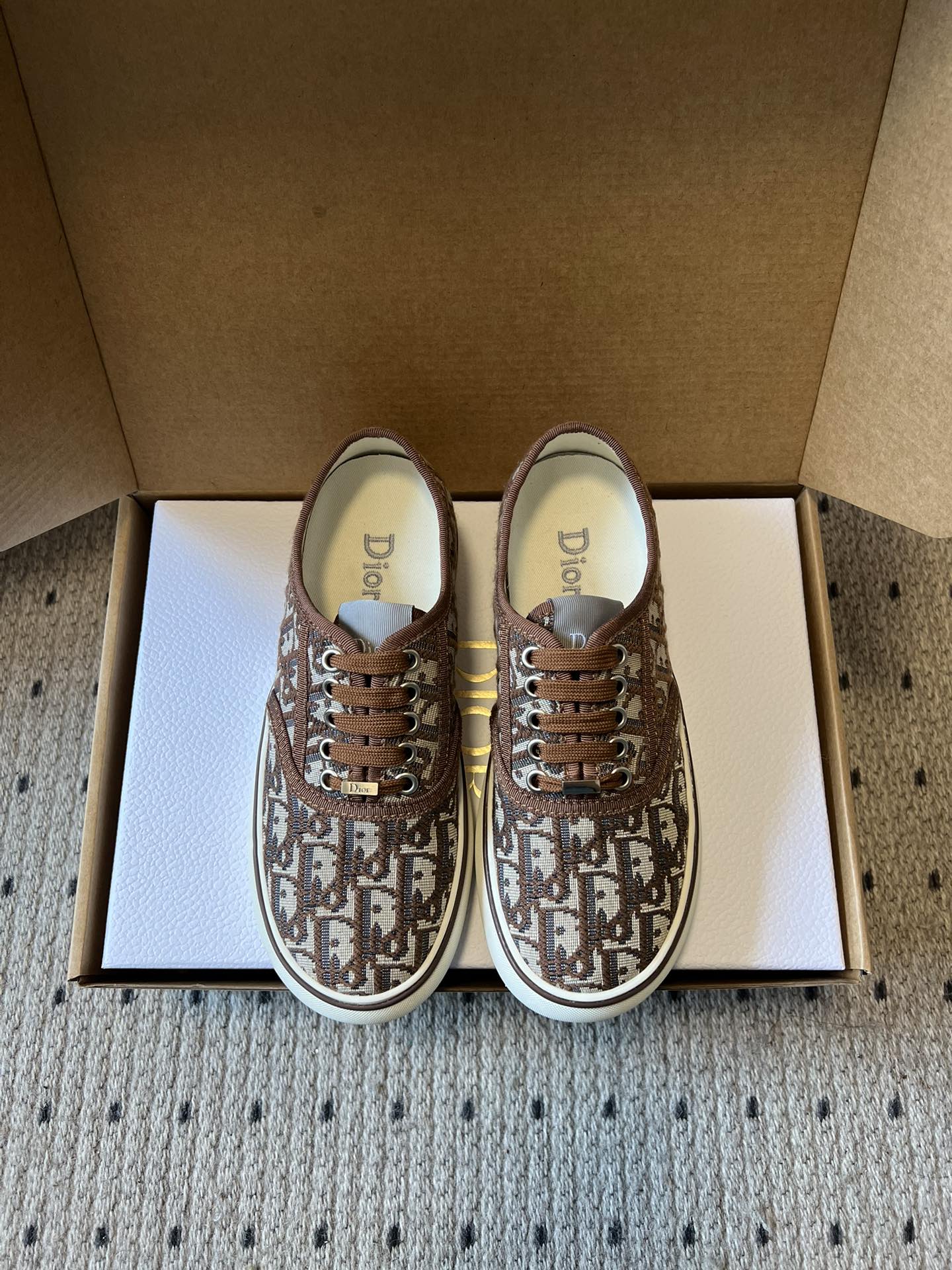 NO:723974,Dior* 26ss new spring and summer canvas shoes put the beauty of spring under your feet. The retro tone of Dior, the vitality print of four-leaf clover and daisy, and the relaxed feeling of one foot are suitable for all casual wear, from commuting to weekends, they can easily shine. The collision of old flower jacquard and fresh print, Dior has played a new twist on the classic. The low-top canvas shoe shape not only retains the street feel, but also injects the brand's sophistication  DNA, it is casual when worn with jeans, and sweet and cool when worn with skirts. Each pair is hidden with the delicate texture of old jacquard, the lucky meaning of four-leaf clover, the vitality of daisies, the playfulness of cherries, and the Dior Logo on the tongue and lining is low-key luxury and the finishing touch of the outfit. Fabric upper, lining lining, rubber outsole, 2cm higher  Size 35-40 (customized size 40 is non-returnable, casual shoes/sports shoes, dior, sneakers, skirts, jeans19860909Dior* 26ss 春夏新品帆布鞋 把春天的小美好,踩在脚下.Dior 老花的复古腔调,四叶草、小雏菊的元气印花,一脚蹬的松弛感,适配所有随性穿搭,从通勤到周末,都能轻松出彩. 老花提花与清新印花碰撞,Dior 把经典玩出了新花样.低帮帆布鞋型,既保留了街头感,又注入了品牌的精致 DNA,搭牛仔裤是随性,搭半裙是甜酷.每一双都藏着小心思老花提花的细腻纹理,四叶草的幸运寓意,小雏菊的元气,樱桃的俏皮,鞋舌与内里的 Dior Logo,是低调的奢华,也是穿搭的点睛之笔. 鞋面布面 内里布里 大底橡胶大底 增高2cm size35-40码（40码定制不退换,休闲鞋/运动鞋,dior,sneakers,skirts,jeans,Women's Shoes