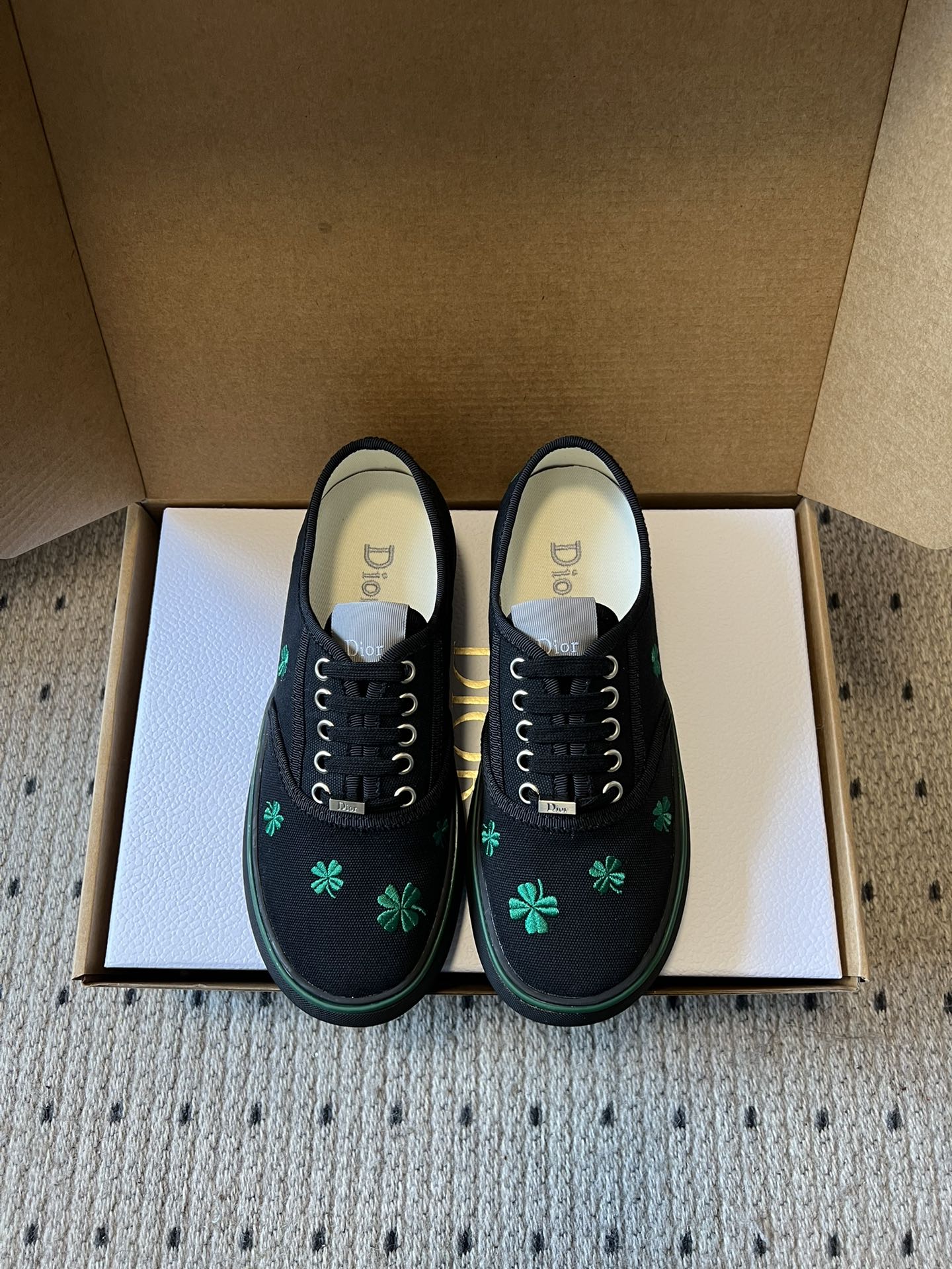 NO:751083,Dior 26ss new spring and summer canvas shoes put the beauty of spring under your feet. Dior's retro accents, the vitality prints of four-leaf clovers and daisies, and the relaxed feeling of one foot are suitable for all casual wear, from commuting to weekends. The collision of old flower jacquard and fresh prints, Dior has played a new twist on the classics. The low-cut canvas shoes not only retain the street feel, but also inject the brand's sophistication  DNA, it is casual when worn with jeans, and sweet and cool when worn with skirts. Each pair is hidden with the delicate texture of old jacquard, the lucky meaning of four-leaf clover, the vitality of daisies, the playfulness of cherries, and the Dior Logo on the tongue and lining is low-key luxury and the finishing touch of the outfit. Fabric upper, lining lining, rubber outsole, 2cm higher  size 35-40 (customized size 40 is non-refundable), casual shoes/sports shoes, dior, sneakers, skirts, jeans19860909Dior 26ss 春夏新品帆布鞋 把春天的小美好,踩在脚下.Dior 老花的复古腔调,四叶草、小雏菊的元气印花,一脚蹬的松弛感,适配所有随性穿搭,从通勤到周末,都能轻松出彩. 老花提花与清新印花碰撞,Dior 把经典玩出了新花样.低帮帆布鞋型,既保留了街头感,又注入了品牌的精致 DNA,搭牛仔裤是随性,搭半裙是甜酷.每一双都藏着小心思老花提花的细腻纹理,四叶草的幸运寓意,小雏菊的元气,樱桃的俏皮,鞋舌与内里的 Dior Logo,是低调的奢华,也是穿搭的点睛之笔. 鞋面布面 内里布里 大底橡胶大底 增高2cm size35-40码（40码定制不退换）,休闲鞋/运动鞋,dior,sneakers,skirts,jeans,Women's Shoes