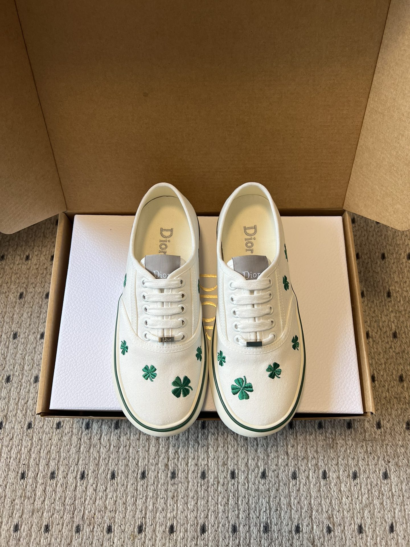 NO:723977,Dior* 26ss new spring and summer canvas shoes put the beauty of spring under your feet. The retro tone of Dior, the vitality print of four-leaf clover and daisy, and the relaxed feeling of one foot are suitable for all casual wear, from commuting to weekends, they can easily shine. The collision of old flower jacquard and fresh print, Dior has played a new twist on the classic. The low-top canvas shoe shape not only retains the street feel, but also injects the brand's sophistication  DNA, it is casual when worn with jeans, and sweet and cool when worn with skirts. Each pair is hidden with the delicate texture of old jacquard, the lucky meaning of four-leaf clover, the vitality of daisies, the playfulness of cherries, and the Dior Logo on the tongue and lining is low-key luxury and the finishing touch of the outfit. Fabric upper, lining lining, rubber outsole, 2cm higher  size 35-40 (customized size 40 is non-refundable), casual shoes/sports shoes, dior, sneakers, skirts, jeans19860909Dior* 26ss 春夏新品帆布鞋 把春天的小美好,踩在脚下.Dior 老花的复古腔调,四叶草、小雏菊的元气印花,一脚蹬的松弛感,适配所有随性穿搭,从通勤到周末,都能轻松出彩. 老花提花与清新印花碰撞,Dior 把经典玩出了新花样.低帮帆布鞋型,既保留了街头感,又注入了品牌的精致 DNA,搭牛仔裤是随性,搭半裙是甜酷.每一双都藏着小心思老花提花的细腻纹理,四叶草的幸运寓意,小雏菊的元气,樱桃的俏皮,鞋舌与内里的 Dior Logo,是低调的奢华,也是穿搭的点睛之笔. 鞋面布面 内里布里 大底橡胶大底 增高2cm size35-40码（40码定制不退换）,休闲鞋/运动鞋,dior,sneakers,skirts,jeans,Women's Shoes