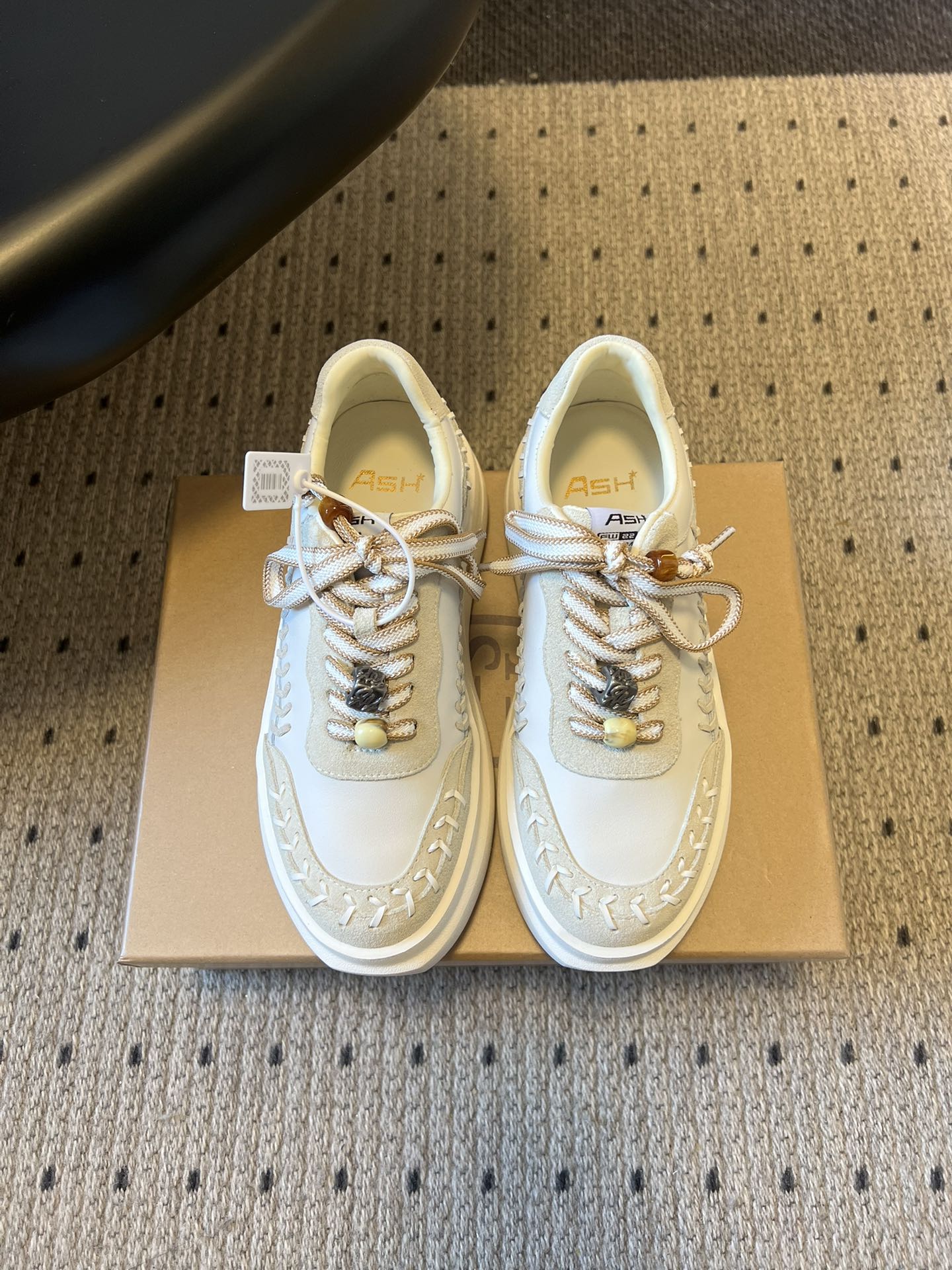 NO:723980,AS* 26ss early spring new thick-soled retro white shoes. ASH is so good at this pair!  The island vacation feeling is welded to the shoes, with hemp rope woven laces + hand-stitched stitching, which brings a lazy atmosphere. The off-white is refreshing, and the caramel brown is retro. When you step on it, you will feel like you are walking on the beach in the next second. It is a must-have for spring and summer shoe cabinets!  ASH's thick-soled canvas shoes know how to match retro boat shoe styles, and they are perfect for flattering your leg shape. They are available in two colors, casual with wide-leg pants, and paired with short skirts. They have both good looks and comfort, so you can walk around for a day without getting tired. ASH's handmade feel is a hit!  Top-stitched stitching on the upper outlines a retro silhouette, hemp rope shoelaces are matched with metal decorative buckles, adding a sense of sophistication, and the thick-soled design is quietly elevated. Every detail is effortlessly fashionable. The perfect balance of retro and casual. ASH canvas shoes carry ingenious details with a simple shoe shape. The contrasting colors of off-white and caramel brown are gentle and elegant, without the need for deliberate matching, and have a French lazy atmosphere. Cowhide upper, sheepskin lining, foam outsole  Increased height by 4cm, size 35-40 (customized size 40 is non-refundable), casual shoes/sports shoes, sneakers, skirts, cowhide, sheepskin19860909AS* 26ss 早春新品厚底复古小白鞋 ASH这双也太会了！把海岛度假感焊在鞋上,麻绳编织鞋带+手工缝线,自带慵懒氛围,米白清爽,焦糖棕复古,踩上它,仿佛下一秒就在海边漫步,春夏鞋柜刚需！ASH厚底帆布鞋太懂穿搭复古船鞋版型,修饰腿型一绝,双色可选,配阔腿裤随性,搭短裙甜妹,颜值与舒适度双在线,暴走一天也不累. 被ASH的手工感狠狠拿捏！鞋面明线缝线勾勒复古轮廓,麻绳鞋带搭配金属装饰扣,精致感拉满,厚底设计悄悄增高,每一处细节,都是不费力的时髦.复古与随性的完美平衡.ASH帆布鞋,以简约鞋型承载匠心细节,米白与焦糖棕的撞色,温柔又有腔调,无需刻意搭配,自带法式慵懒氛围感. 鞋面牛皮 内里羊皮 大底发泡大底 增高4cm size35-40码（40码定制不退换）,休闲鞋/运动鞋,sneakers,skirts,cowhide,sheepskin,Women's Shoes