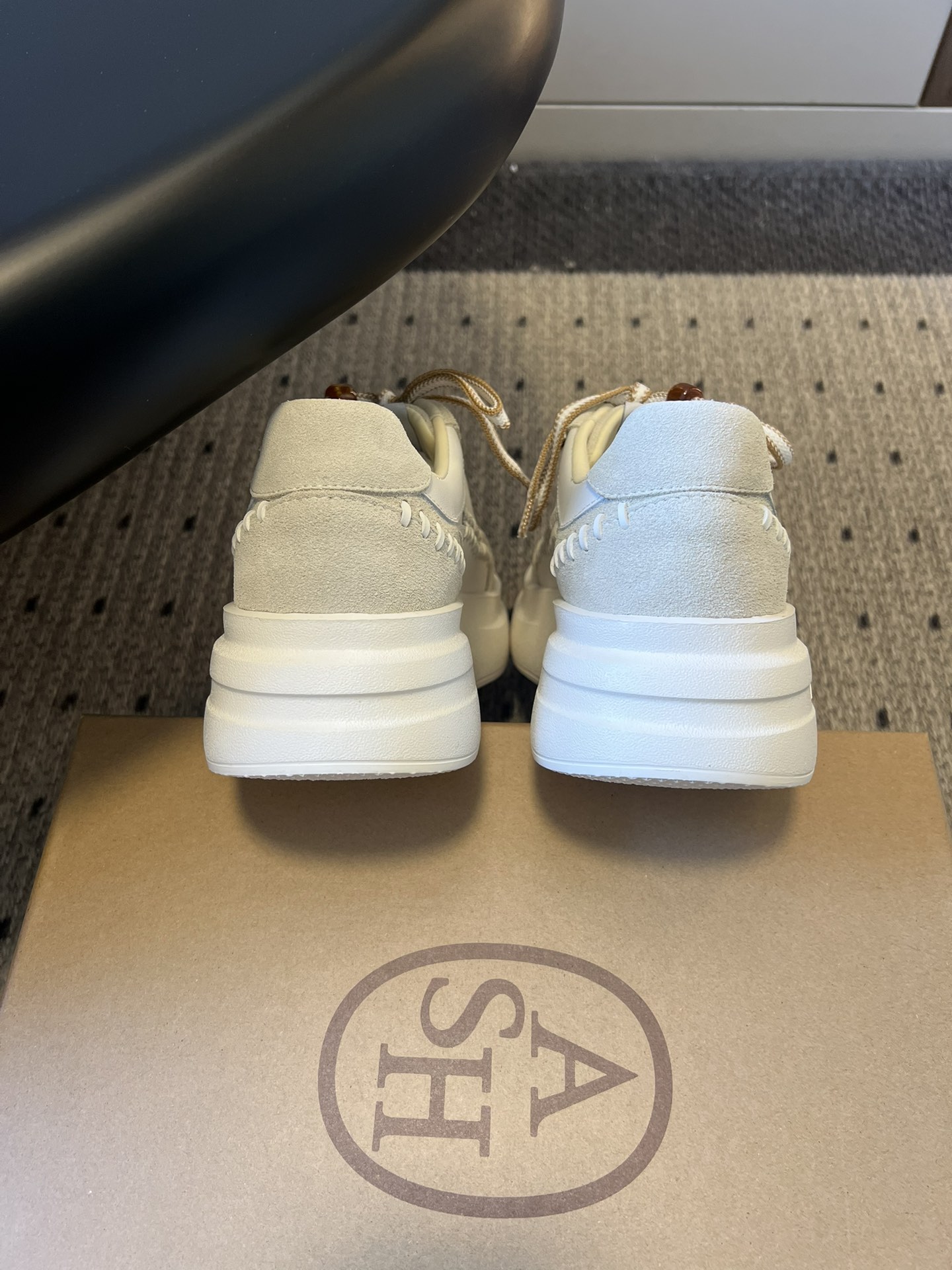 AS* 26ss 早春新品厚底复古小白鞋ASH这双也太会了！把海岛度假感焊在鞋上，麻绳编织鞋带+手工缝线