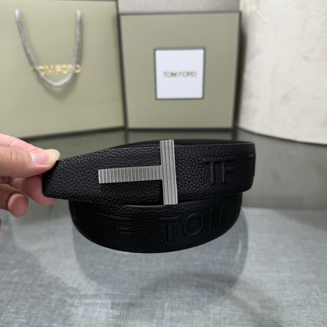 汤姆福特最新网红爆款双面头层牛皮专柜同步3.8宽新款上市了，原版牛皮，搭配铜扣，优雅，大方用的方便。谢谢