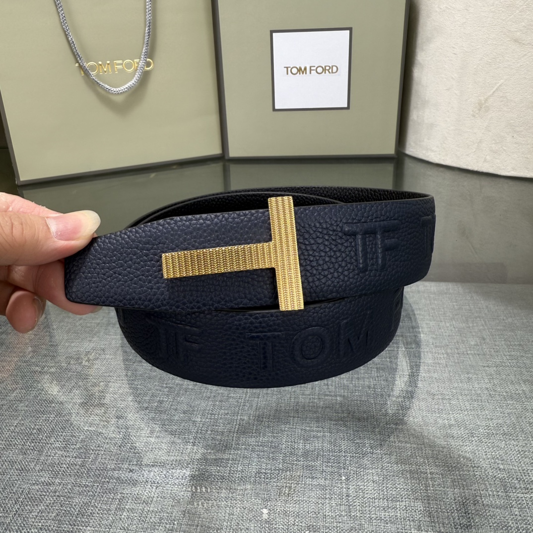汤姆福特最新网红爆款双面头层牛皮专柜同步3.8宽新款上市了，原版牛皮，搭配铜扣，优雅，大方用的方便。谢谢