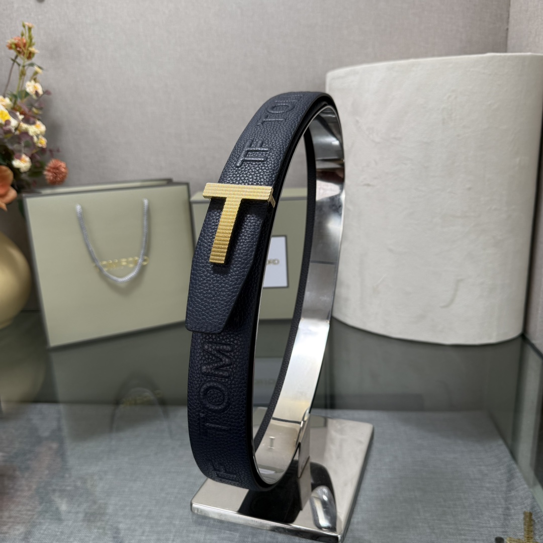 汤姆福特最新网红爆款双面头层牛皮专柜同步3.8宽新款上市了，原版牛皮，搭配铜扣，优雅，大方用的方便。谢谢