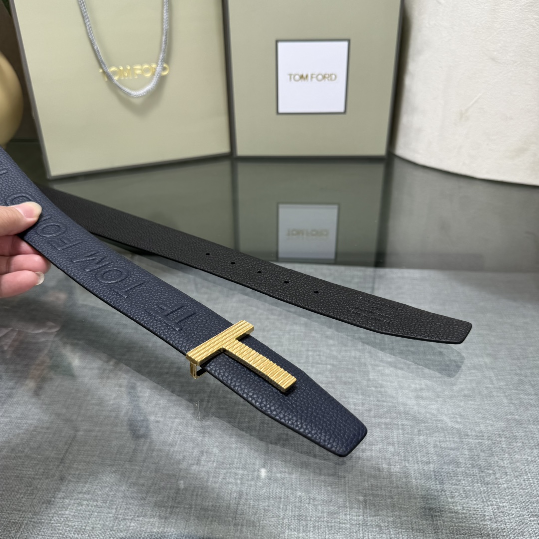 汤姆福特最新网红爆款双面头层牛皮专柜同步3.8宽新款上市了，原版牛皮，搭配铜扣，优雅，大方用的方便。谢谢