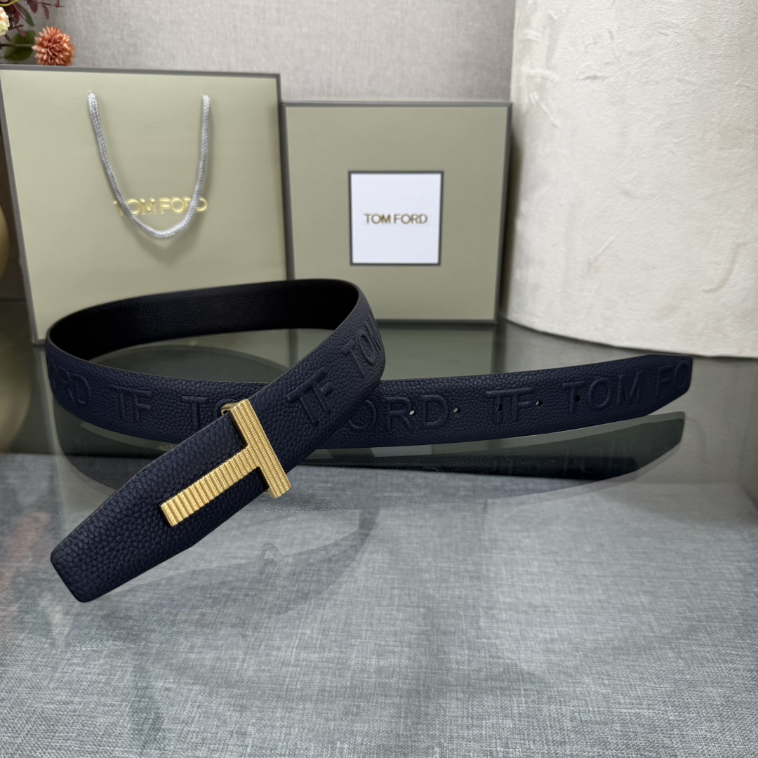 汤姆福特最新网红爆款双面头层牛皮专柜同步3.8宽新款上市了，原版牛皮，搭配铜扣，优雅，大方用的方便。谢谢