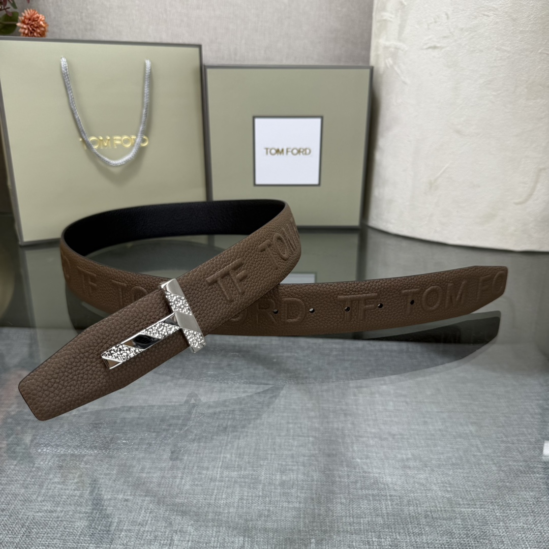 汤姆福特最新网红爆款双面头层牛皮专柜同步3.8宽新款上市了，原版牛皮，搭配铜扣，优雅，大方用的方便。谢谢