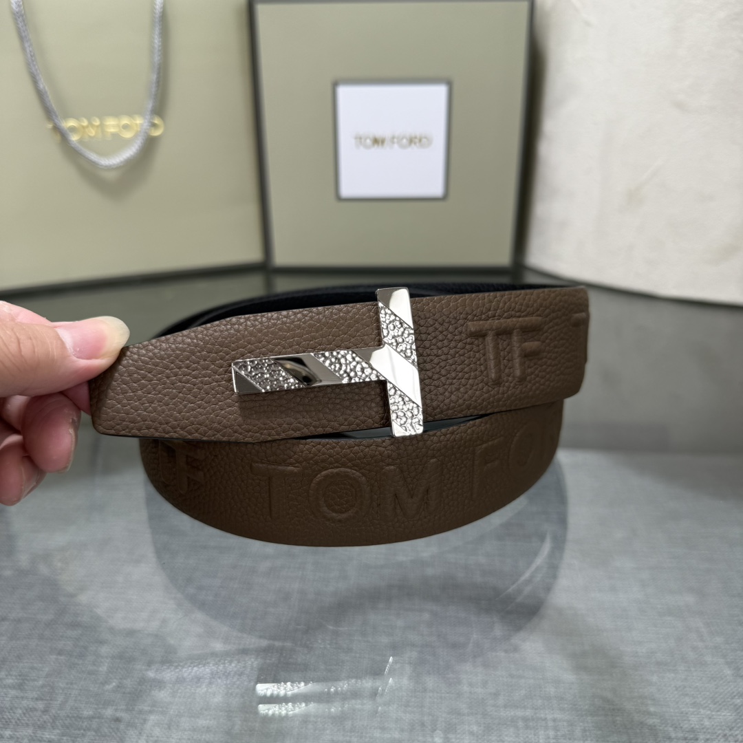 汤姆福特最新网红爆款双面头层牛皮专柜同步3.8宽新款上市了，原版牛皮，搭配铜扣，优雅，大方用的方便。谢谢