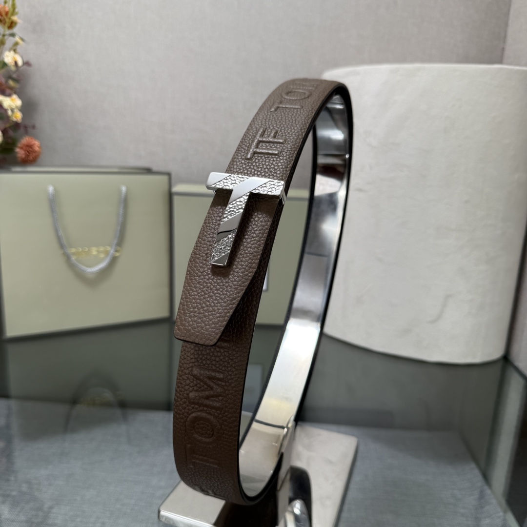 汤姆福特最新网红爆款双面头层牛皮专柜同步3.8宽新款上市了，原版牛皮，搭配铜扣，优雅，大方用的方便。谢谢