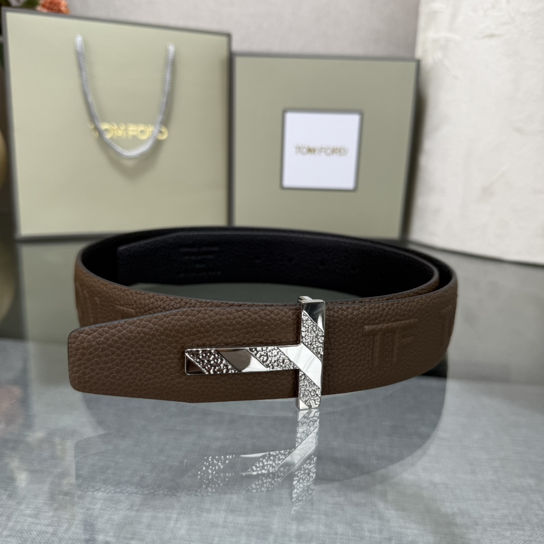 汤姆福特最新网红爆款双面头层牛皮专柜同步3.8宽新款上市了，原版牛皮，搭配铜扣，优雅，大方用的方便。谢谢