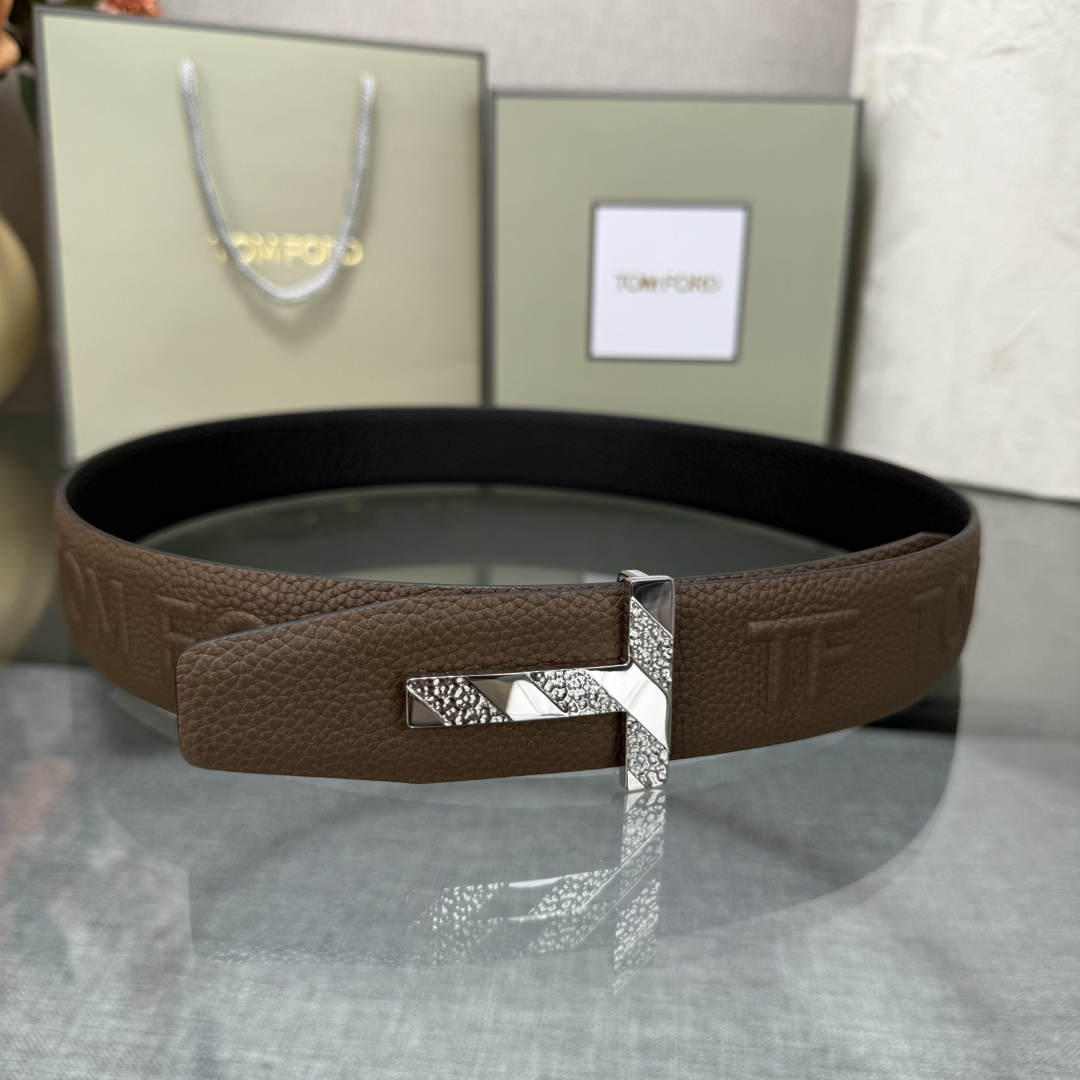 汤姆福特最新网红爆款双面头层牛皮专柜同步3.8宽新款上市了，原版牛皮，搭配铜扣，优雅，大方用的方便。谢谢