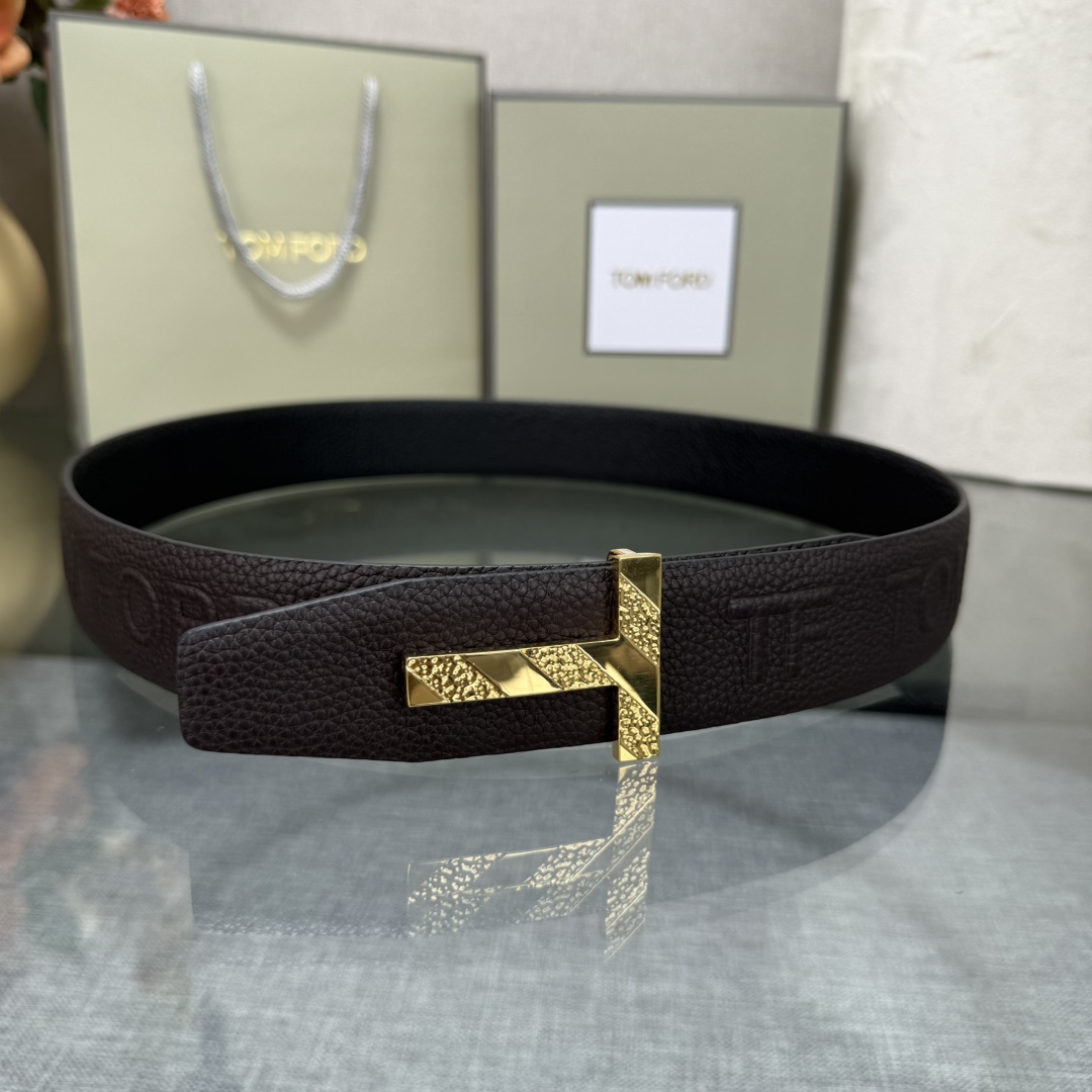 汤姆福特最新网红爆款双面头层牛皮专柜同步3.8宽新款上市了，原版牛皮，搭配铜扣，优雅，大方用的方便。谢谢