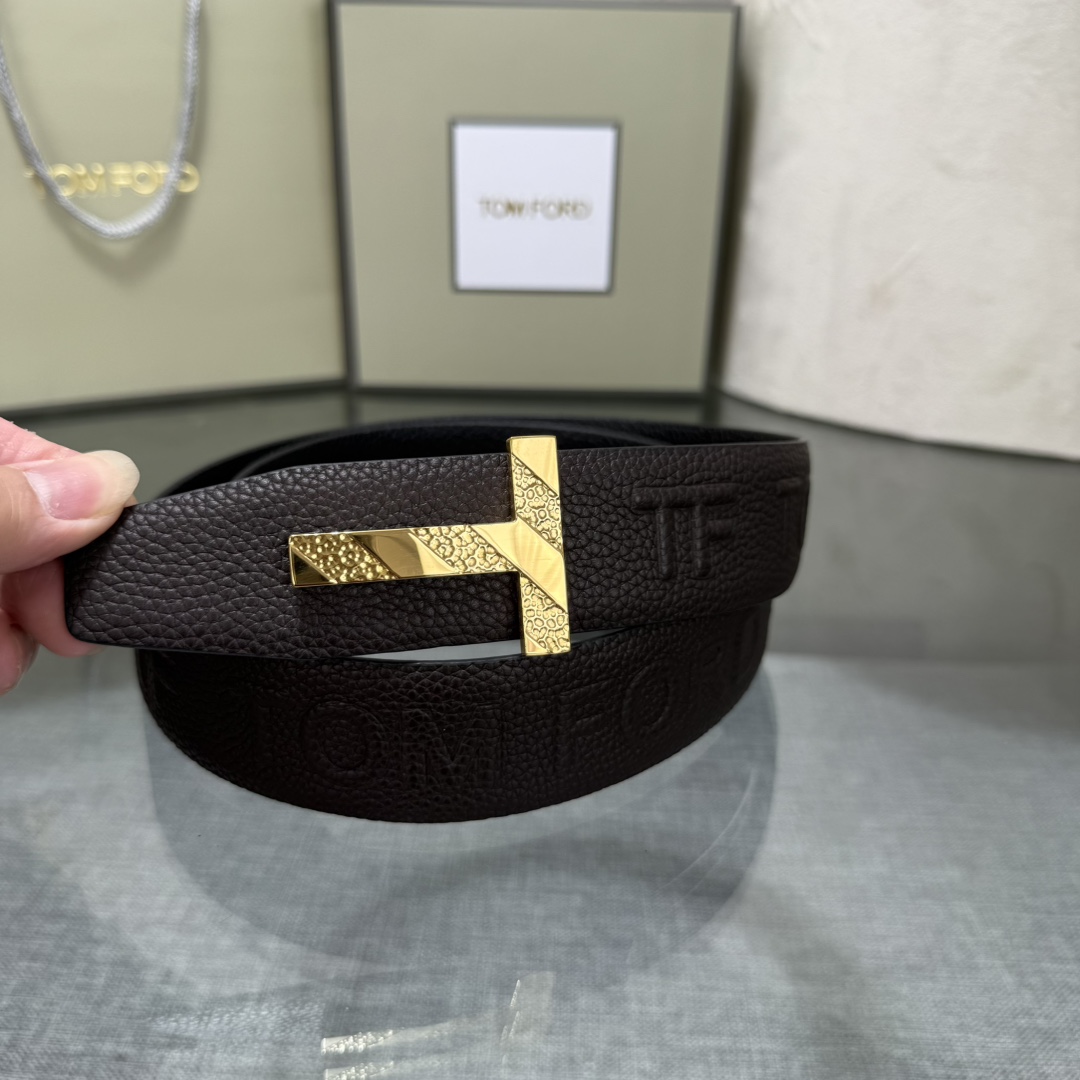 汤姆福特最新网红爆款双面头层牛皮专柜同步3.8宽新款上市了，原版牛皮，搭配铜扣，优雅，大方用的方便。谢谢