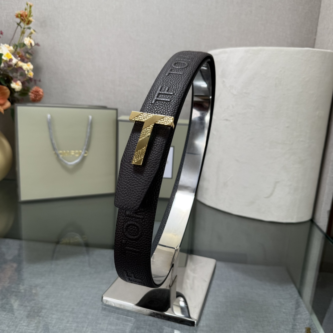 汤姆福特最新网红爆款双面头层牛皮专柜同步3.8宽新款上市了，原版牛皮，搭配铜扣，优雅，大方用的方便。谢谢