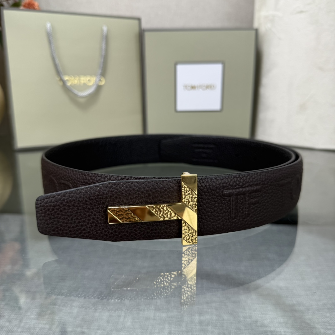 汤姆福特最新网红爆款双面头层牛皮专柜同步3.8宽新款上市了，原版牛皮，搭配铜扣，优雅，大方用的方便。谢谢