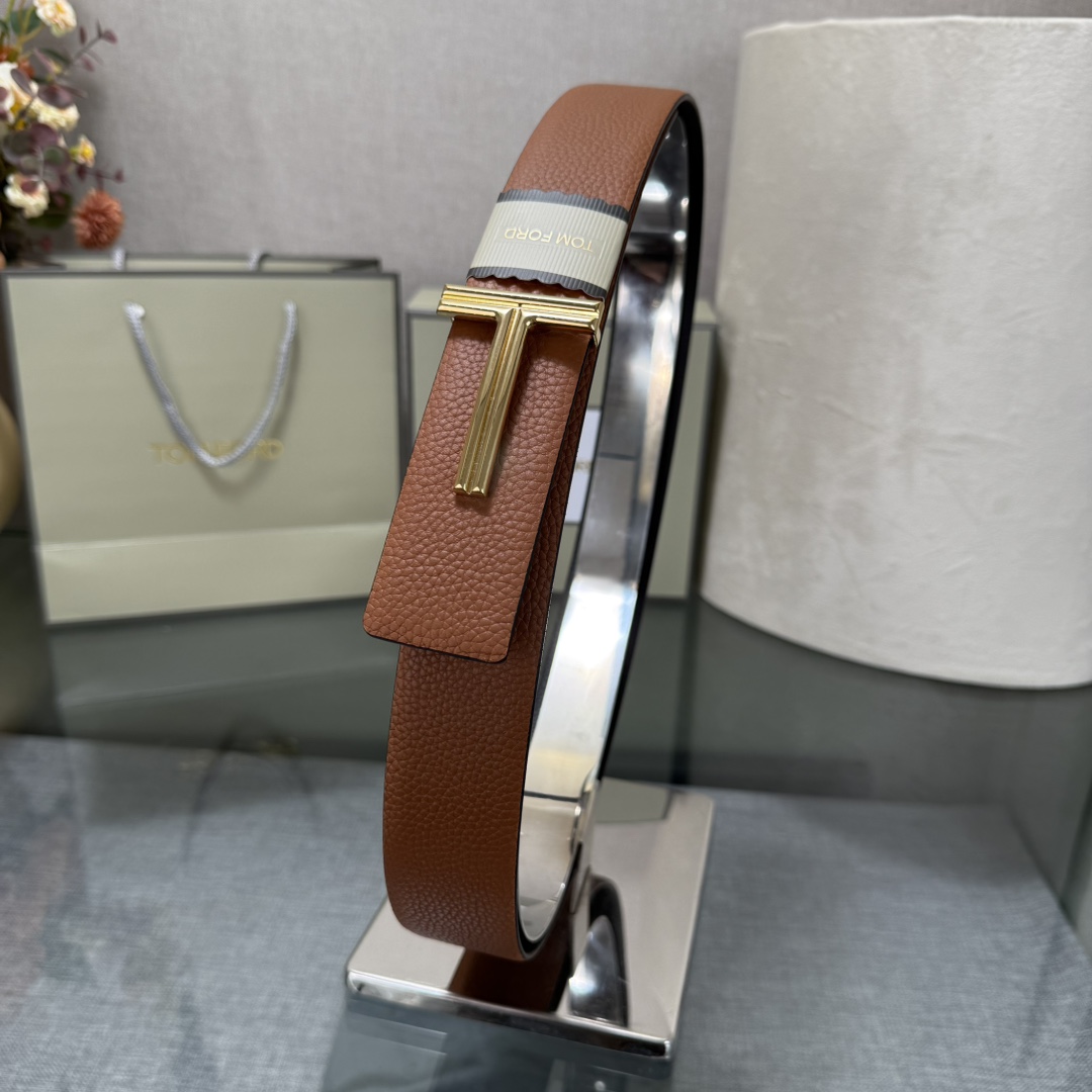 汤姆福特最新网红爆款双面头层牛皮专柜同步3.8宽新款上市了，原版牛皮，搭配铜扣，优雅，大方用的方便。谢谢