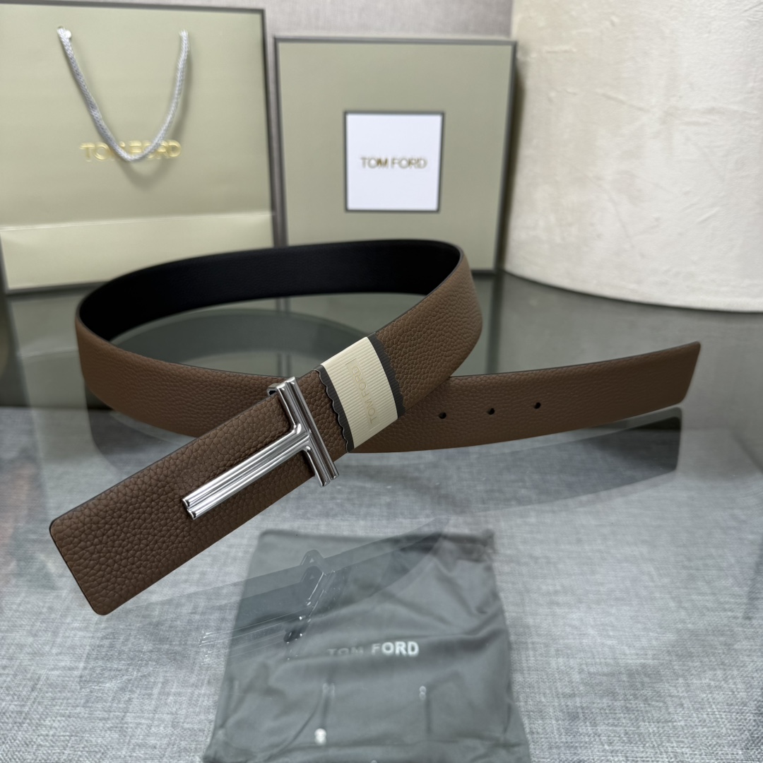 汤姆福特最新网红爆款双面头层牛皮专柜同步3.8宽新款上市了，原版牛皮，搭配铜扣，优雅，大方用的方便。谢谢