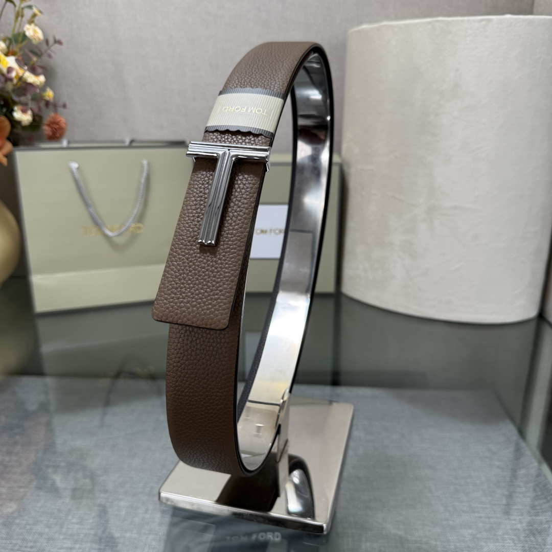 汤姆福特最新网红爆款双面头层牛皮专柜同步3.8宽新款上市了，原版牛皮，搭配铜扣，优雅，大方用的方便。谢谢