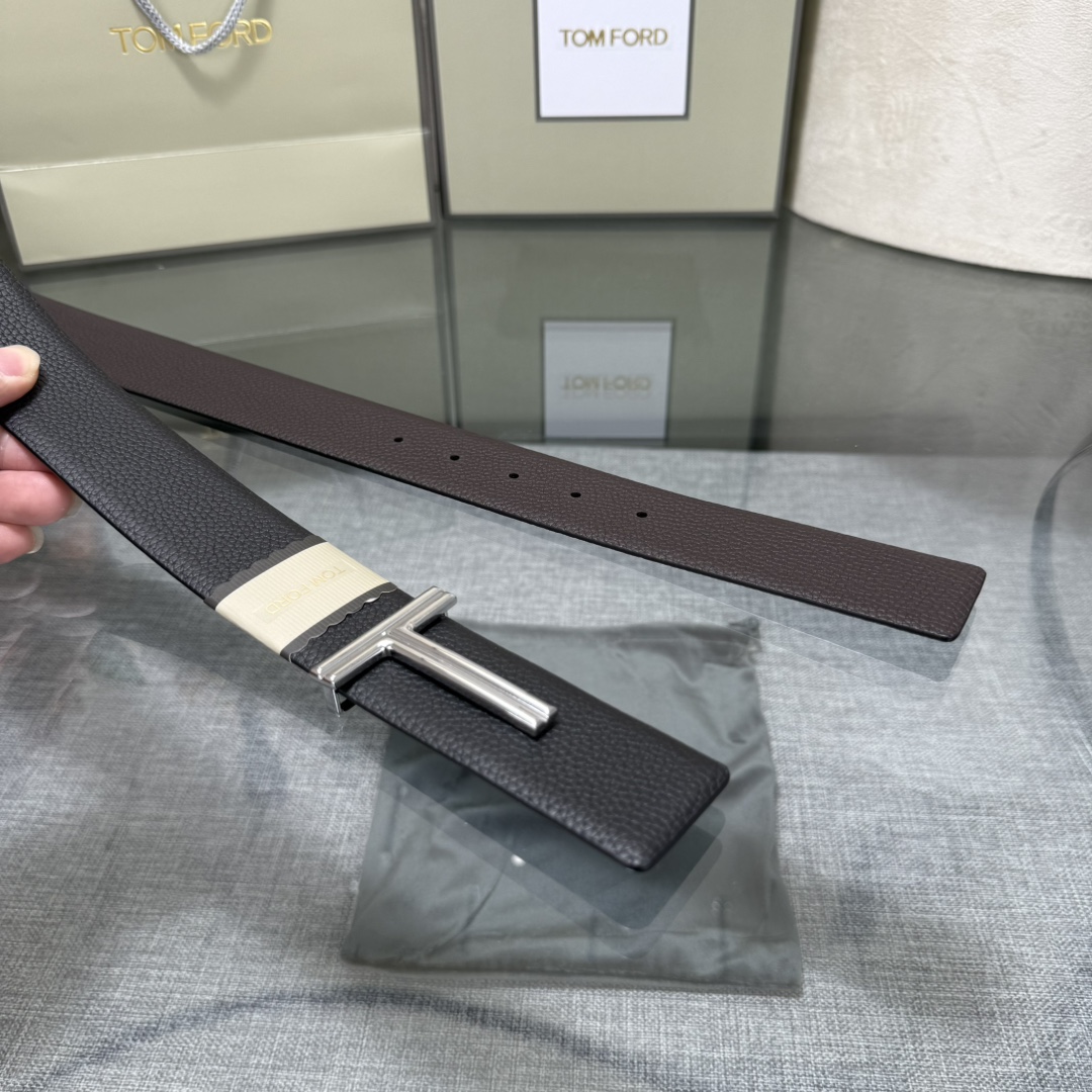 汤姆福特最新网红爆款双面头层牛皮专柜同步3.8宽新款上市了，原版牛皮，搭配铜扣，优雅，大方用的方便。谢谢