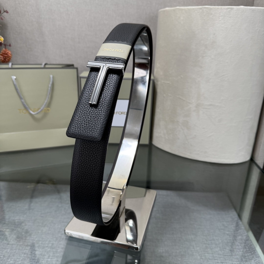 汤姆福特最新网红爆款双面头层牛皮专柜同步3.8宽新款上市了，原版牛皮，搭配铜扣，优雅，大方用的方便。谢谢